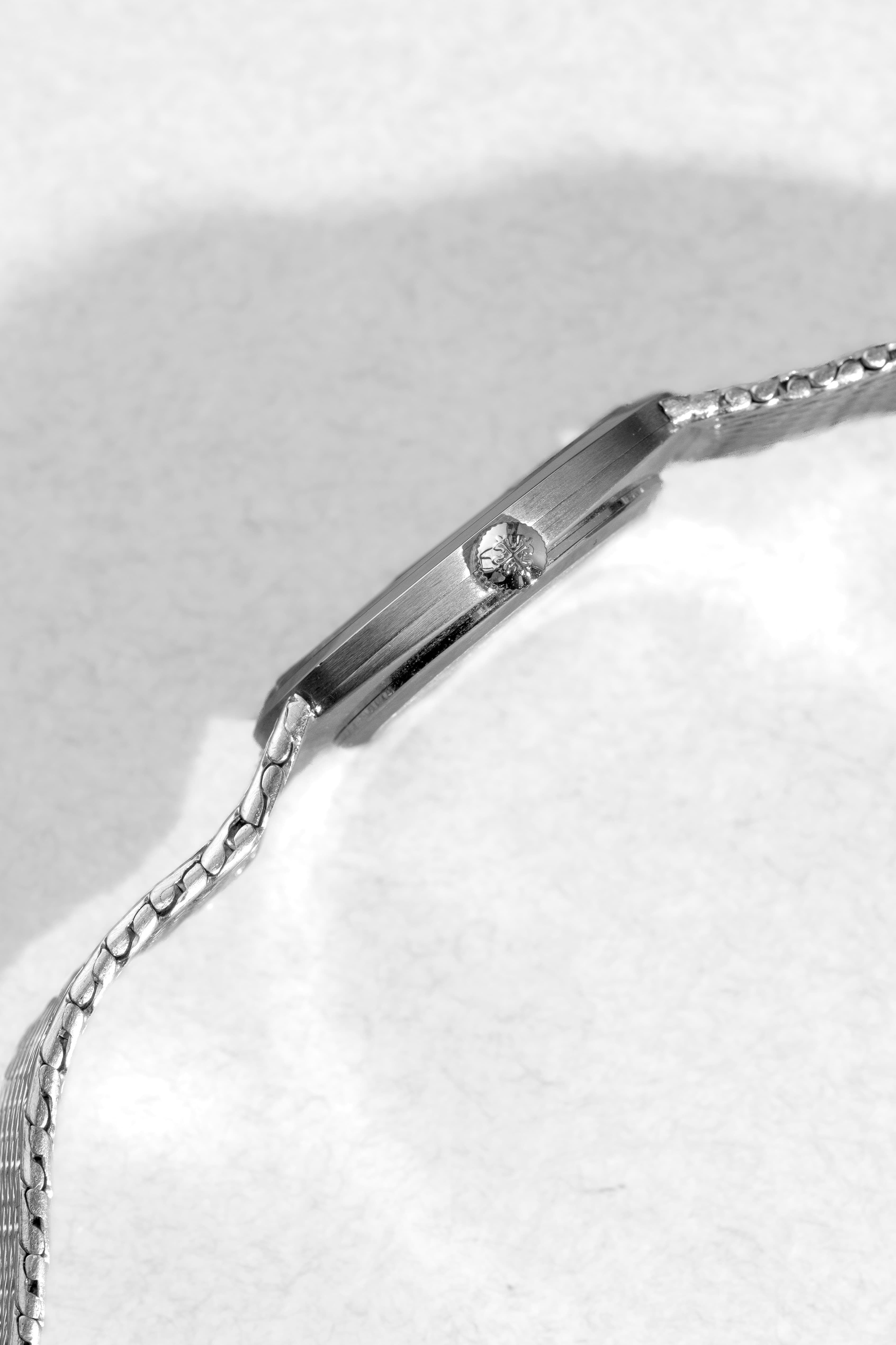 KVMG Patek Philippe Ellipse d’Or réf. 3748/1G en or blanc circa 1976 – Bracelet intégré, cadran bleu Sigma - Right side