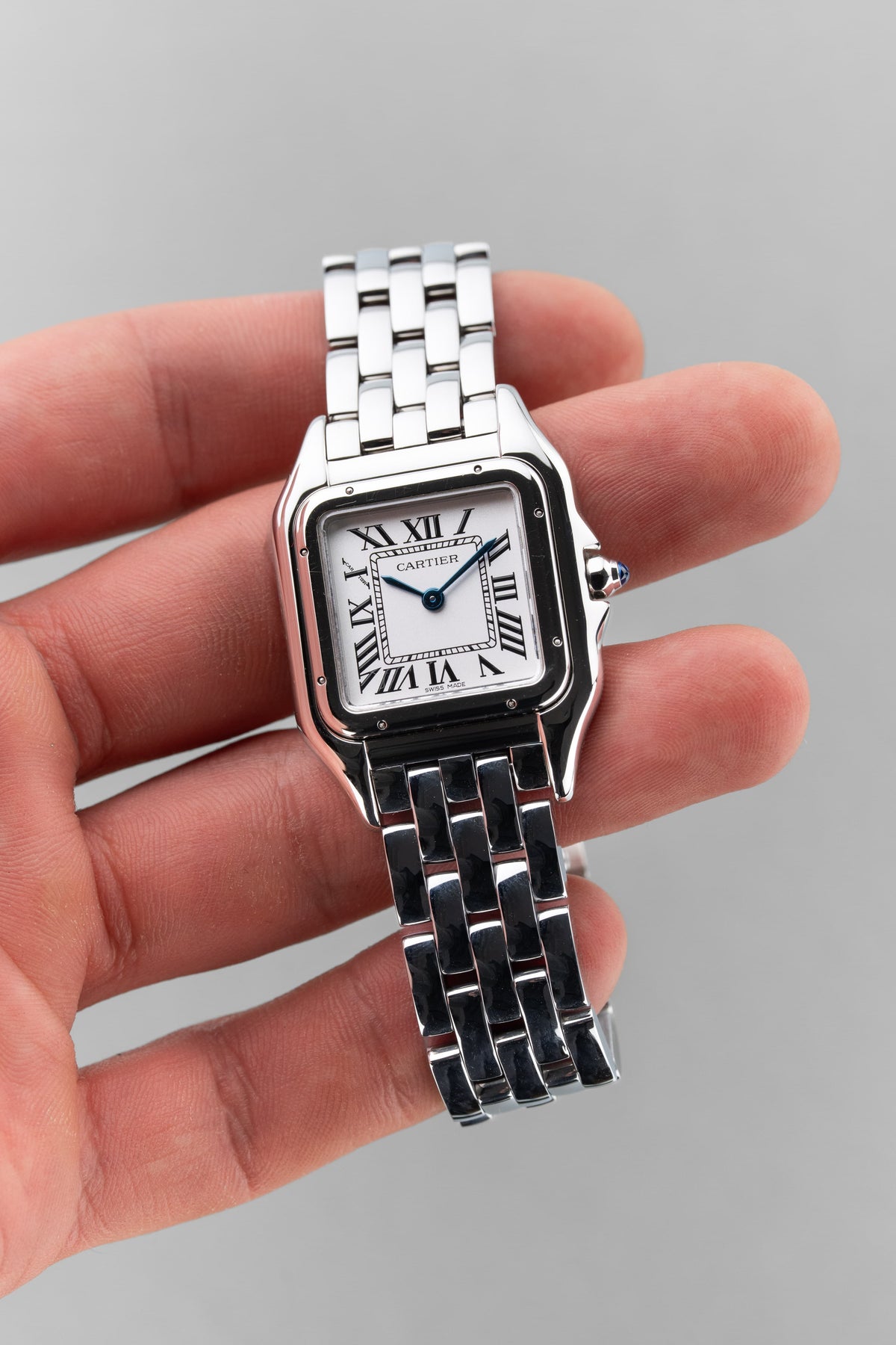 L5NF Cartier Panthère « Moyen Modèle » réf. 4016/WSPN0007 en acier, circa 2023 – Full set - Lifestyle