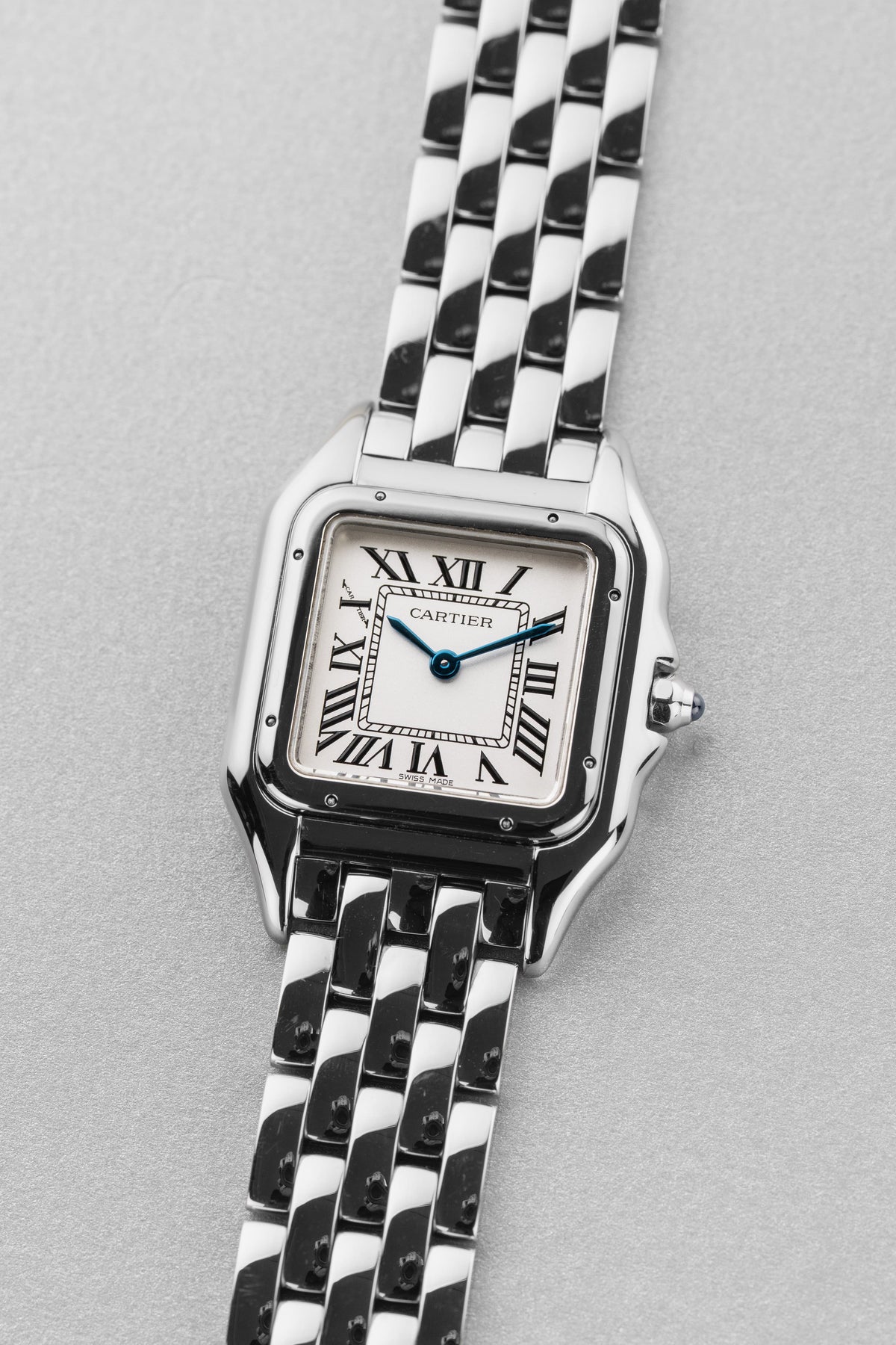 L5NF Cartier Panthère « Moyen Modèle » réf. 4016/WSPN0007 en acier, circa 2023 – Full set - Three Quarters