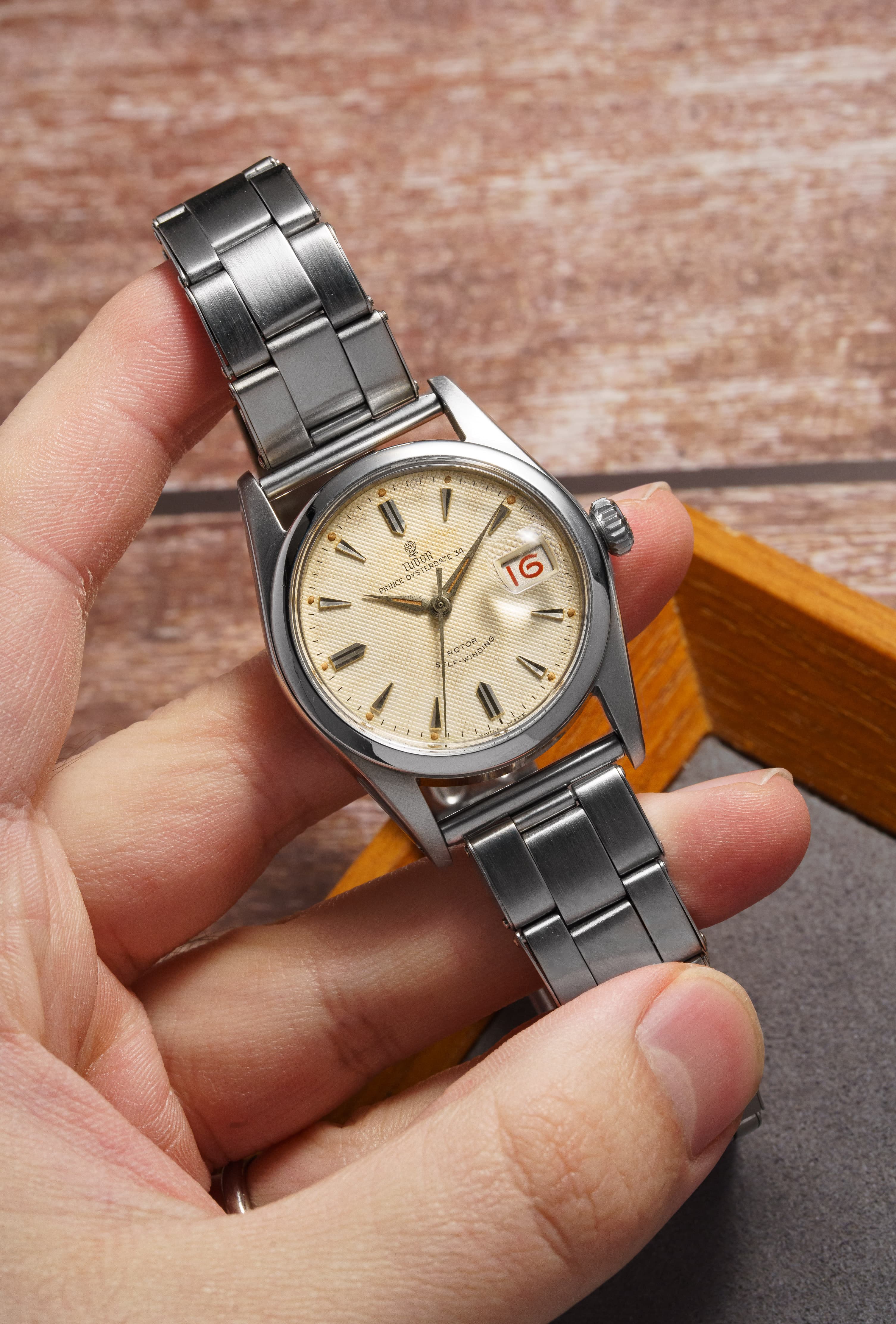 L8YQ Tudor Prince Oysterdate réf. 7914 de 1957 – Cadran « Honeycomb » Radium et Date Roulette - Overview