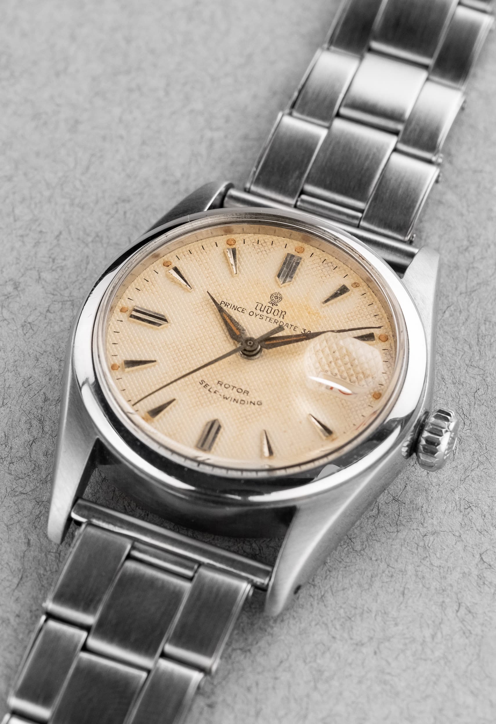 L8YQ Tudor Prince Oysterdate réf. 7914 de 1957 – Cadran nid d'abeille et date roulette - Three Quarters