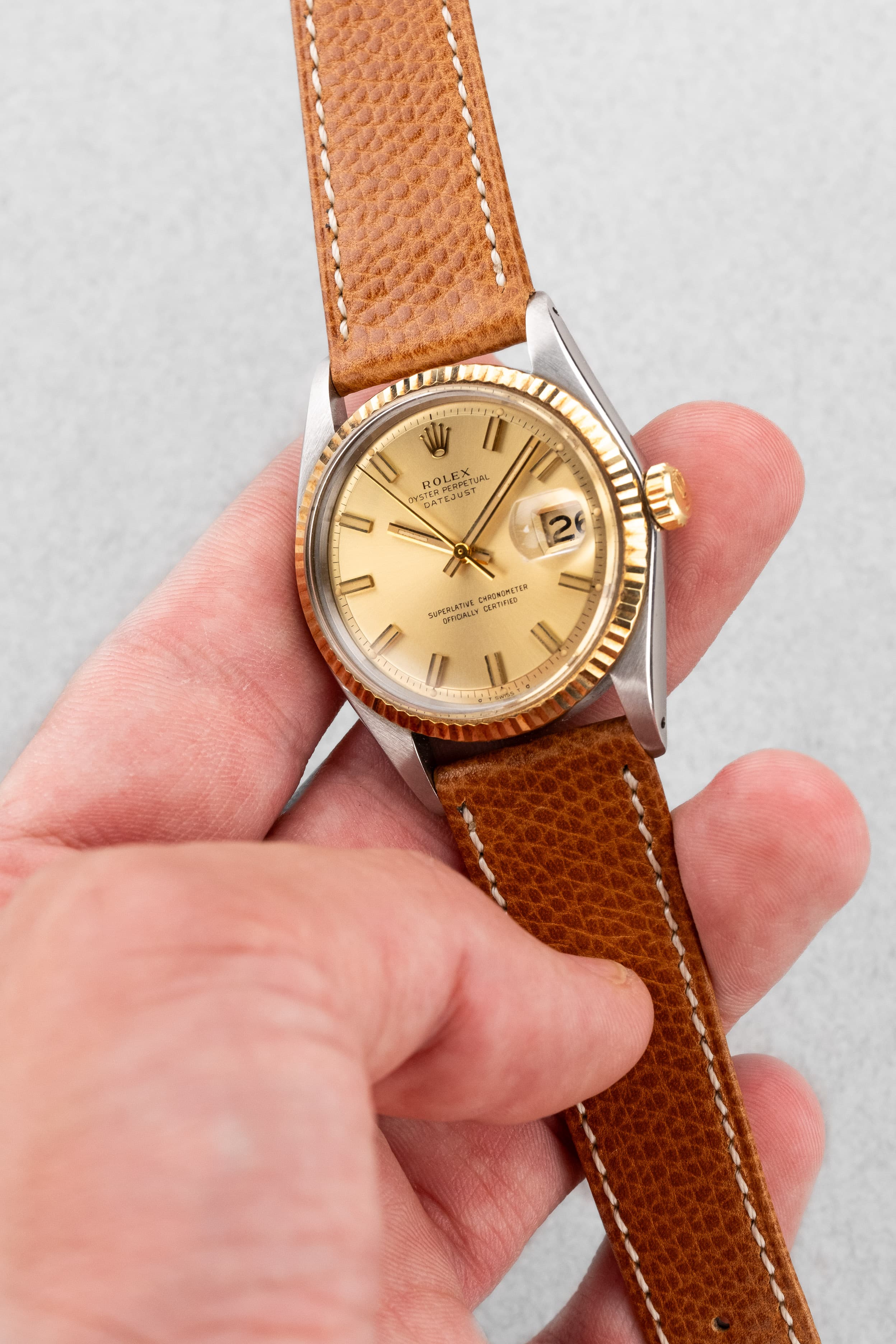 LT2H Rolex Datejust 1601 « Champagne Wide Boy Sigma » de 1974 en or et acier - Feature