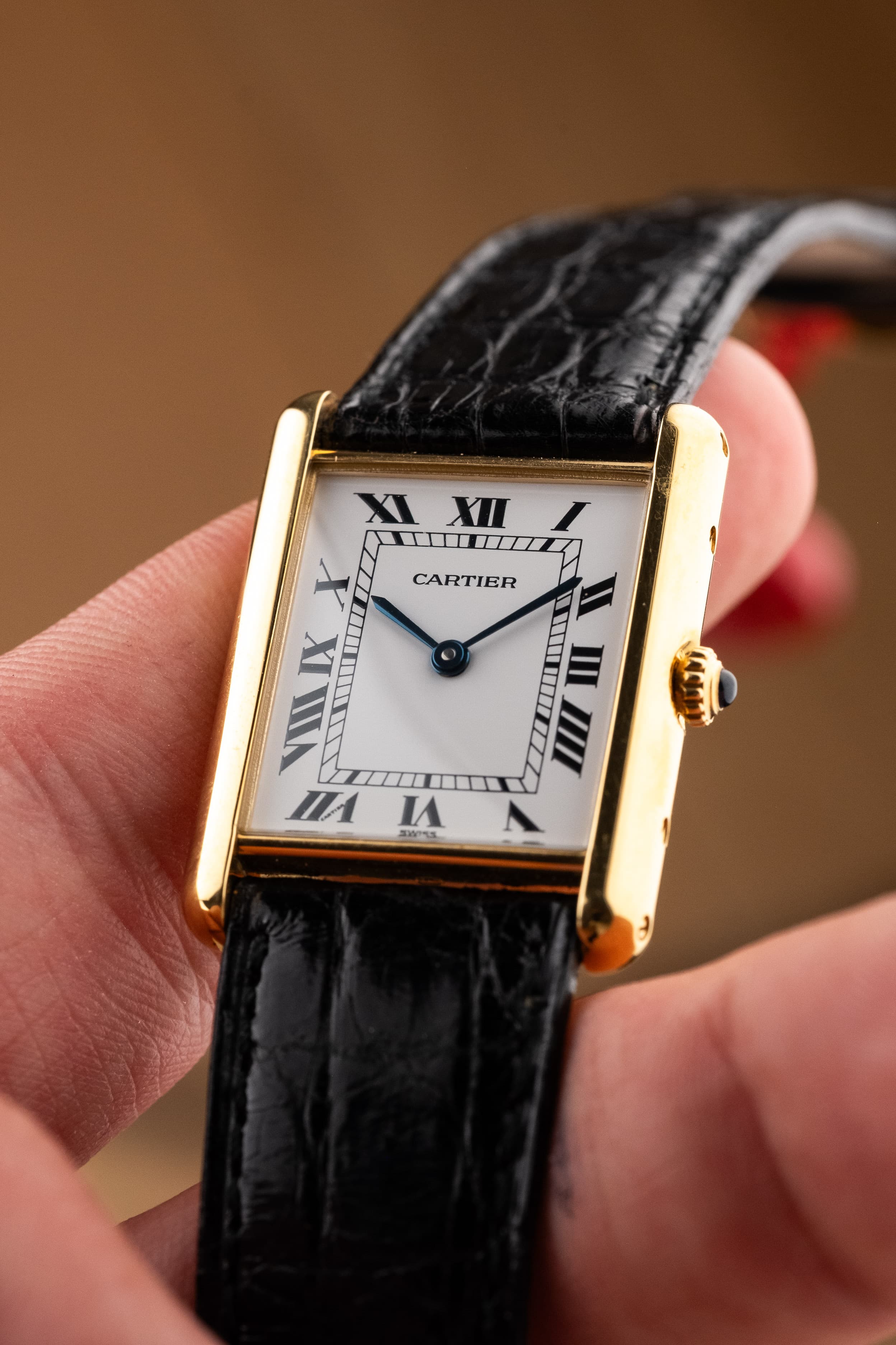 LY4T-7q Cartier Tank Louis réf. M2000 en or jaune, circa 1990 – Parfait état - Lifestyle