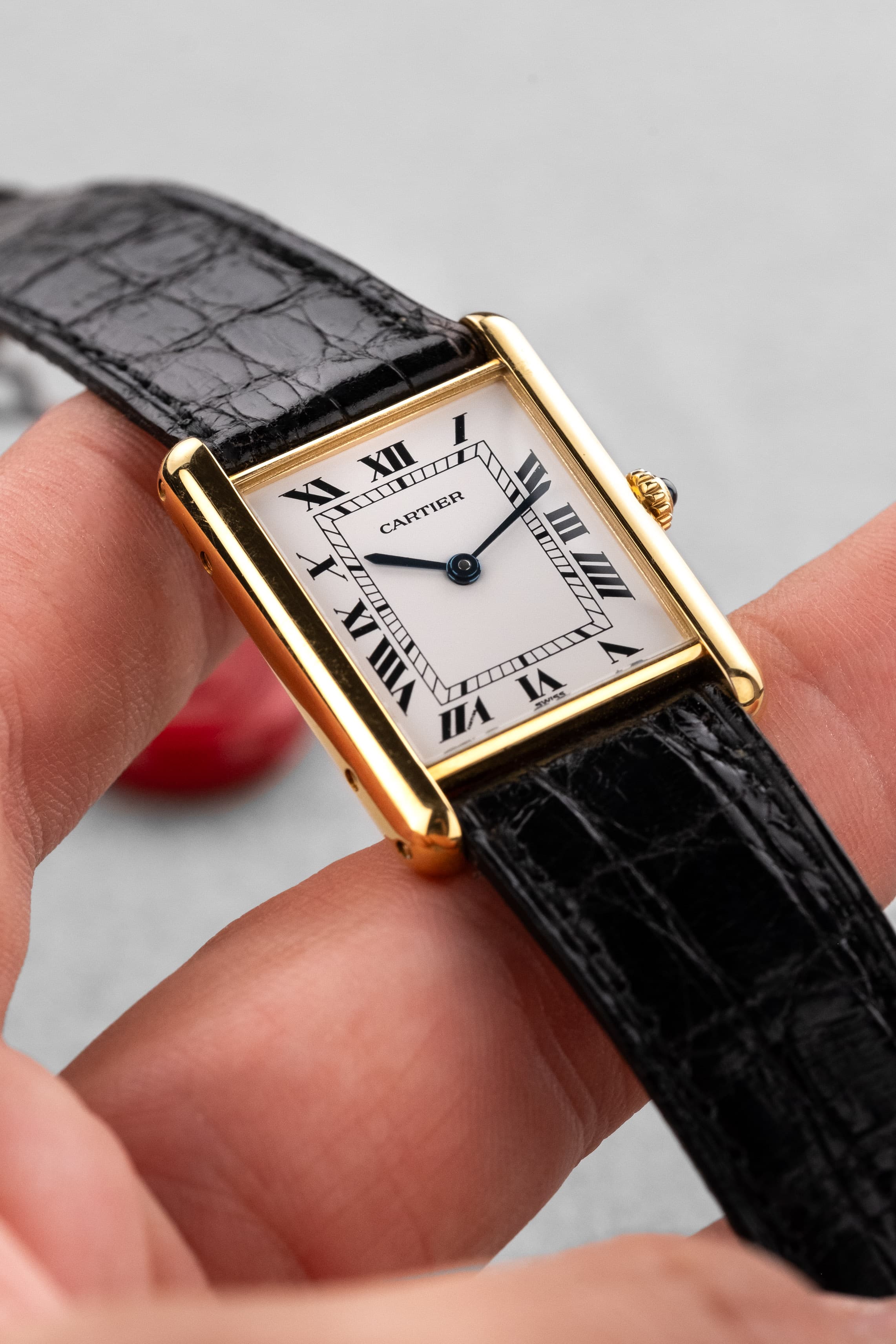 LY4T-gR Cartier Tank Louis réf. M2000 en or jaune, circa 1990 – Parfait état - Lifestyle