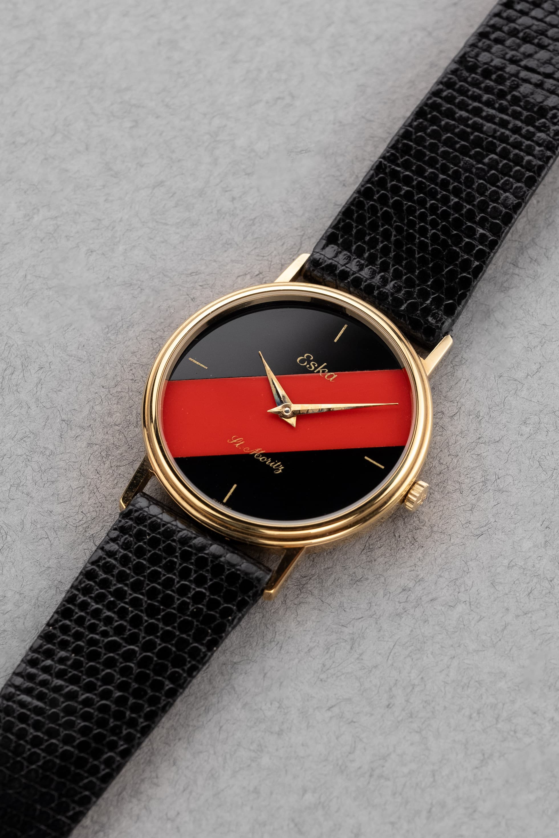 LZ7J Eska St. Moritz 10-136 – Prototype NOS en onyx et jaspe rouge - Three Quarters