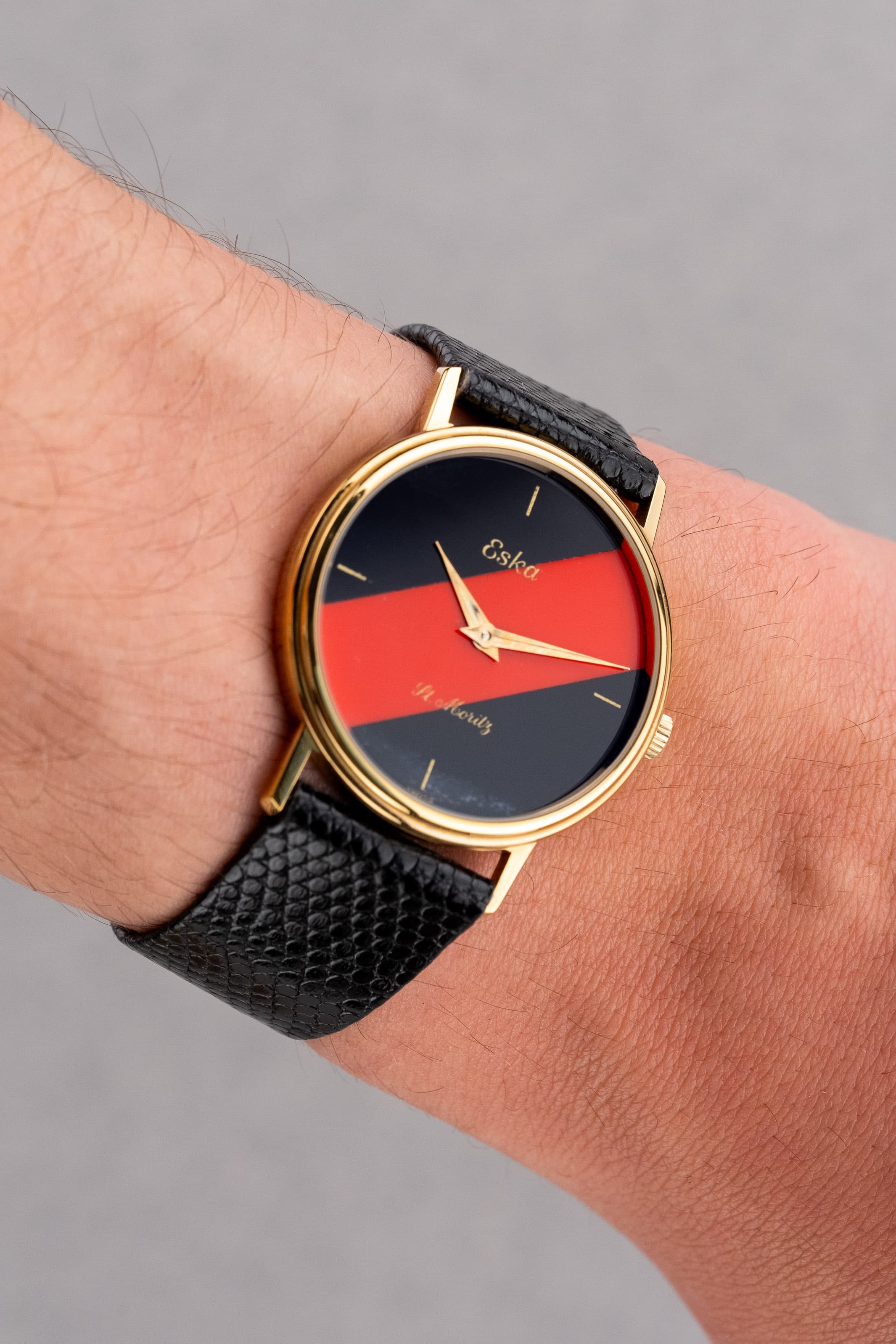 LZ7J Eska St. Moritz 10-136 – Prototype NOS en onyx et jaspe rouge - Wristshot