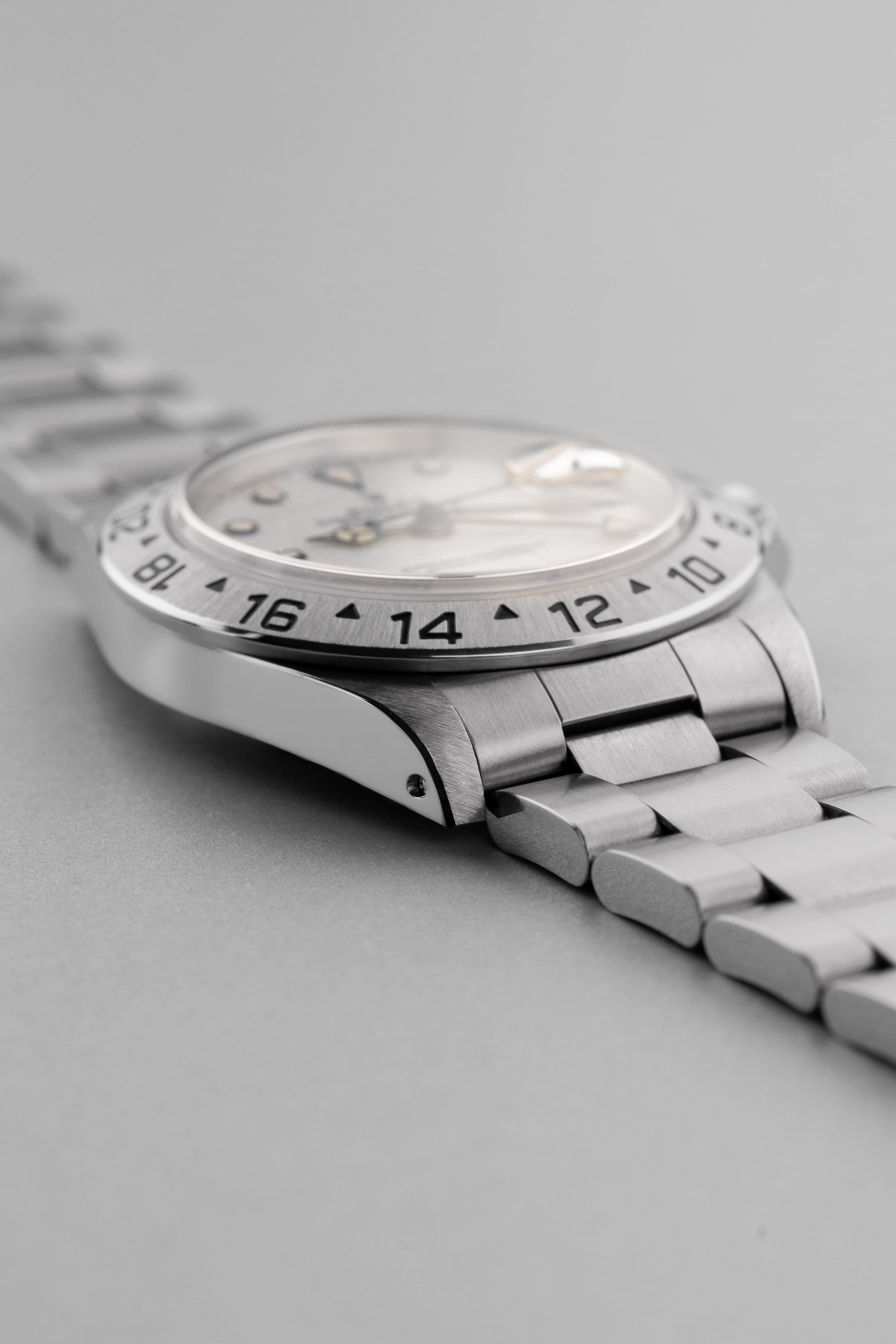 MAAR Rolex Explorer II réf. 16570 de 1997 — Cadran blanc & Tritium patiné - Left side