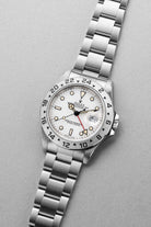 MAAR Rolex Explorer II ref. 16570 del 1997 — Quadrante bianco e Tritium patinato - Tre quarti
