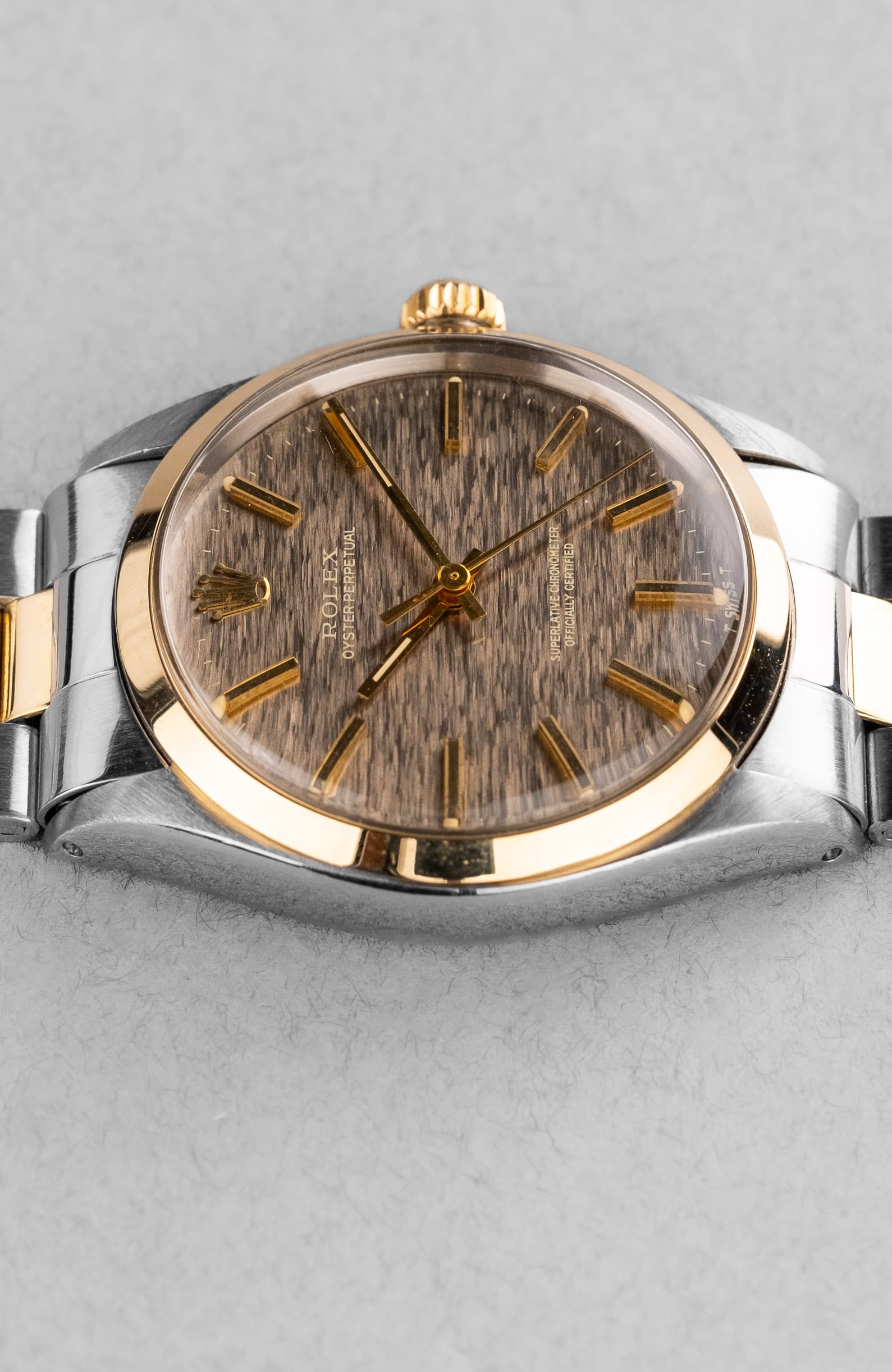 MAPY Rolex Oyster Perpetual réf. 1002 de 1969 en or jaune et acier – Superbe cadran Mosaïque/Shantung Taupe - Left side