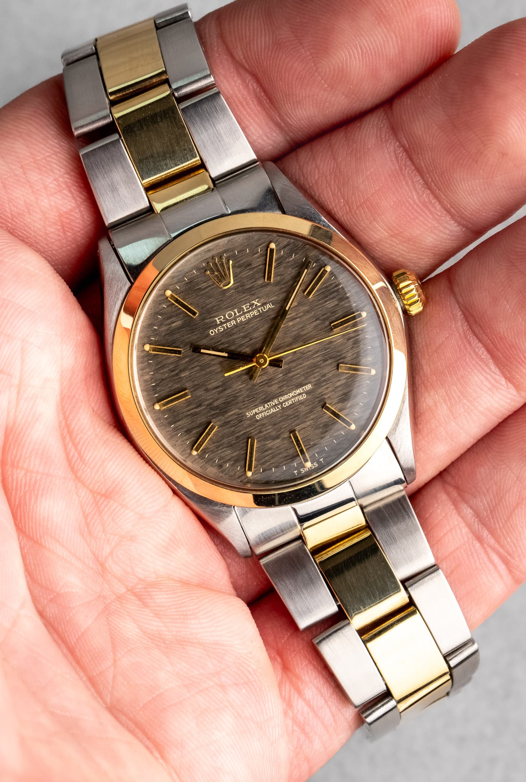 MAPY Rolex Oyster Perpetual réf. 1002 de 1969 en or jaune et acier – Superbe cadran Mosaïque/Shantung Taupe - Lifestyle