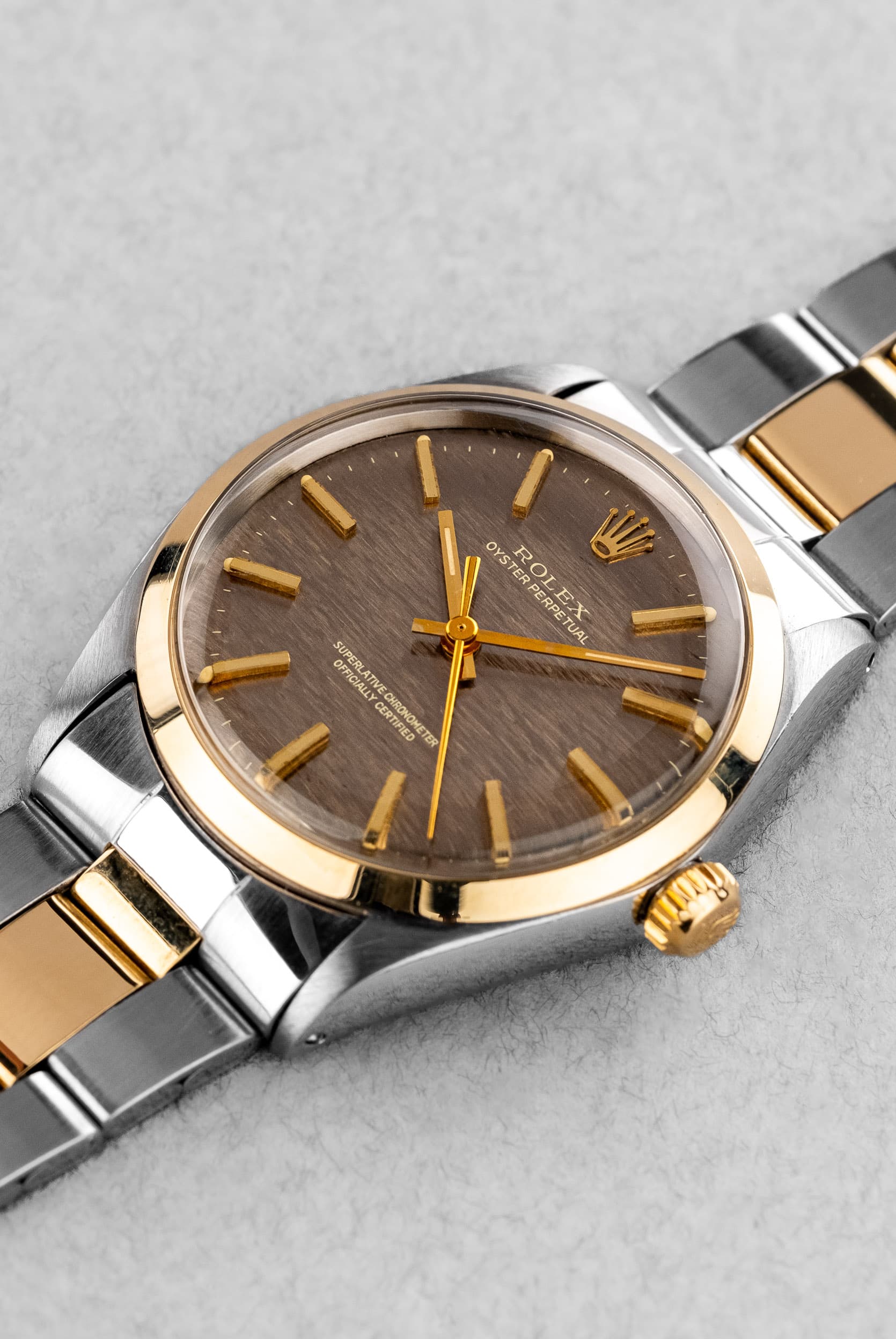 MAPY Rolex Oyster Perpetual réf. 1002 de 1969 en or jaune et acier – Superbe cadran Mosaïque/Shantung Taupe - Three Quarters