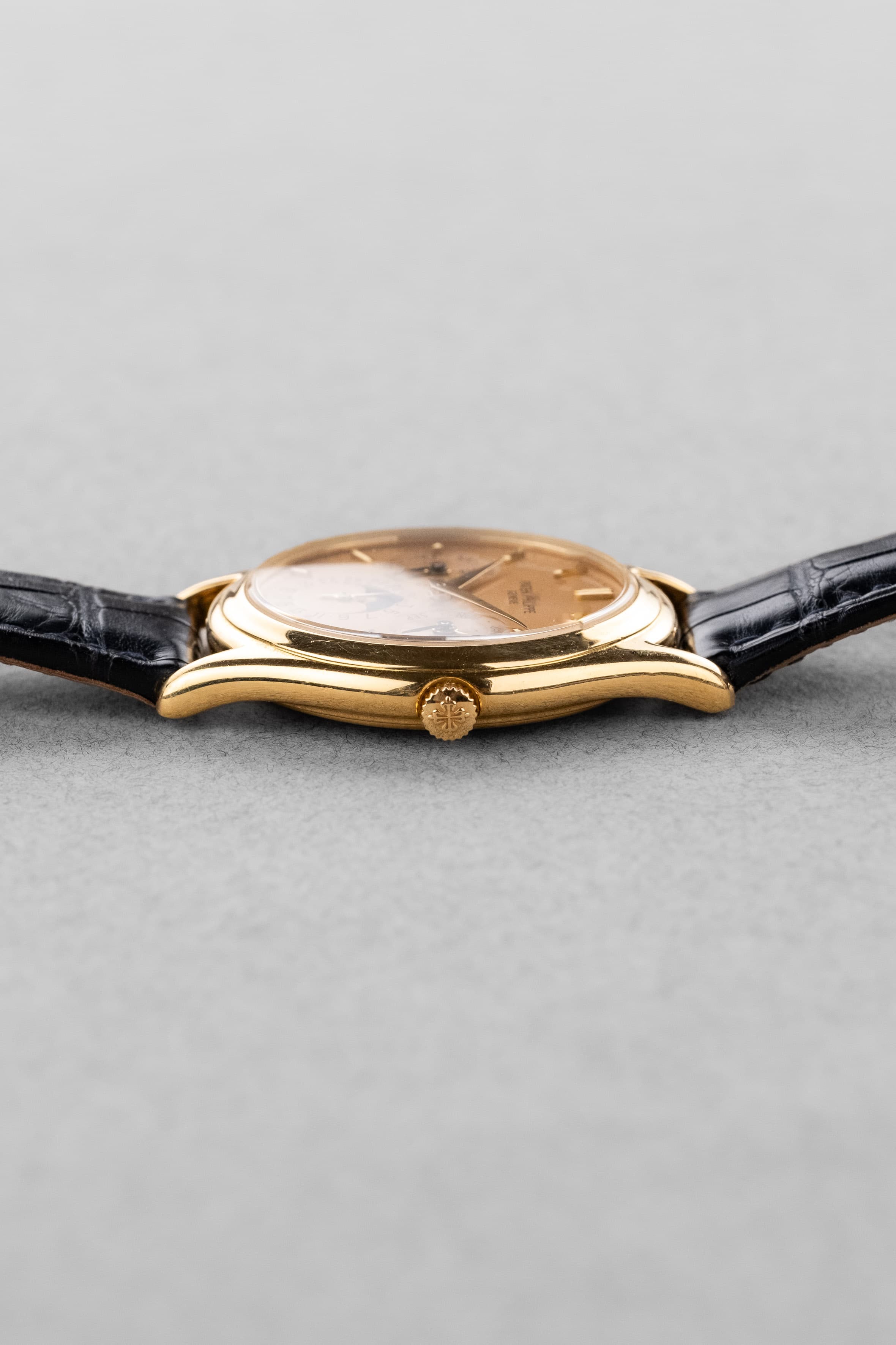 MEFM Rarissime et Exceptionnel Quantième Perpétuel Patek Philippe réf. 3940J « Doré Dial » de 1988 – Full Set - Right side