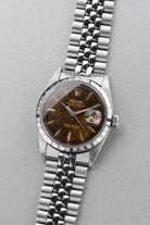 NA1Z Rolex Datejust ref. 6605 스틸, 1959년 – 경이로운 「Tropical」 다이얼 - 4분의 3 각도