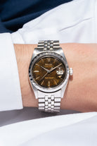 NA1Z Rolex Datejust ref. 6605 스틸, 1959년 – 경이로운 「Tropical」 다이얼 - 손목 착용