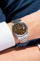 NA1Z Rolex Datejust ref. 6605 스틸, 1959년 – 경이로운 「Tropical」 다이얼 - 손목 착용