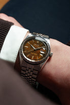 NA1Z Rolex Datejust ref. 6605 스틸, 1959년 – 경이로운 「Tropical」 다이얼 - 손목 착용