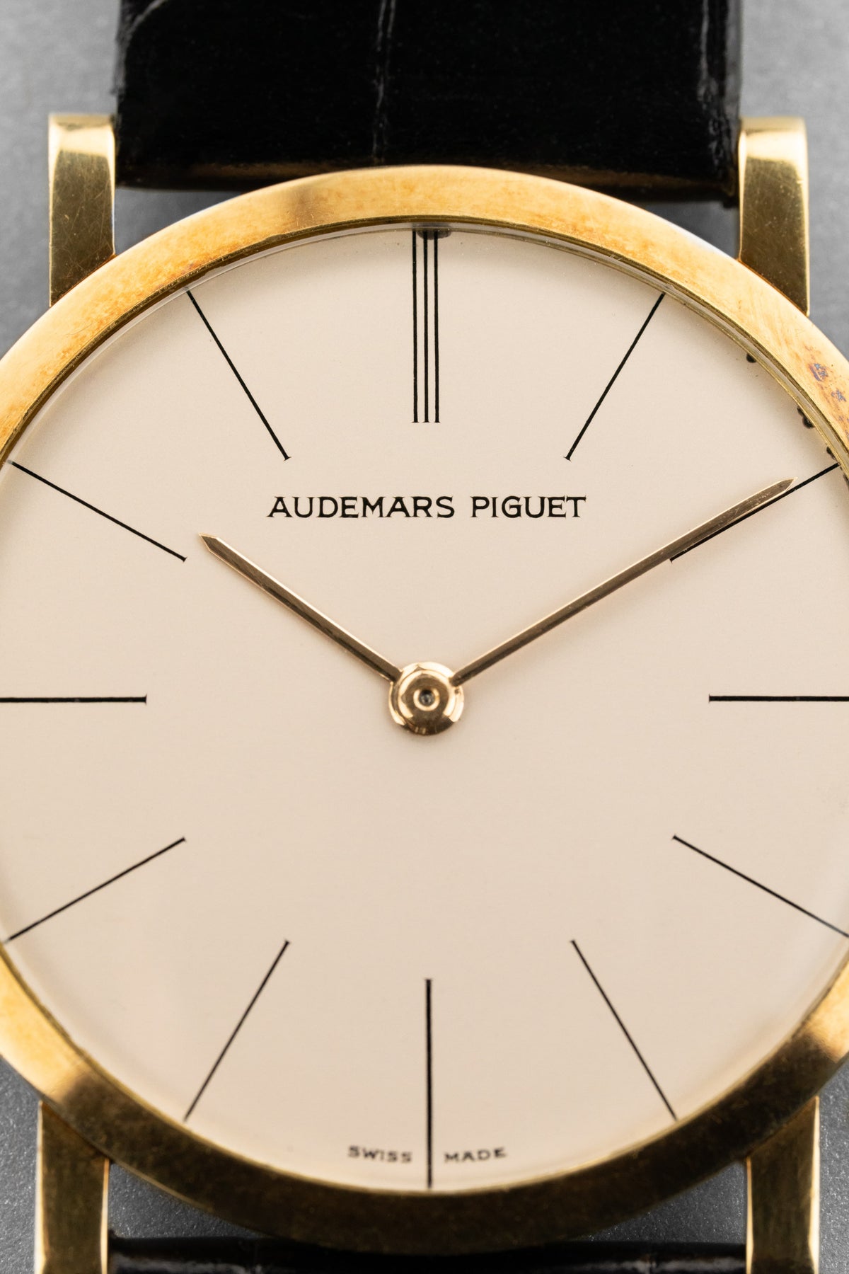 NHMP Audemars Piguet “Calatrava” Extra-Thin Ref. 5043 in Yellow Gold, circa 1955 – Never Polished - Dial