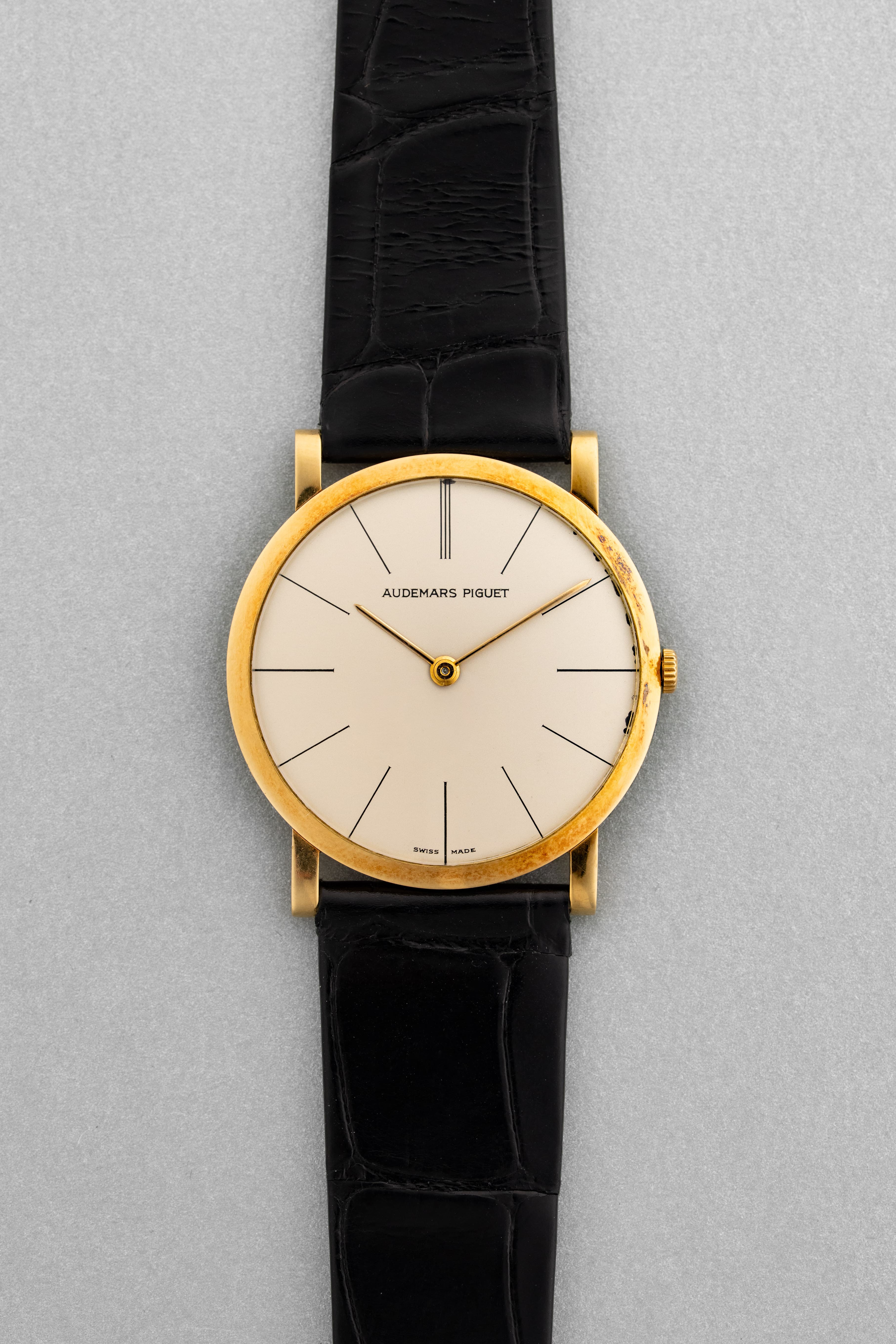 NHMP Audemars Piguet « Calatrava » Extra-Plate réf. 5043 en or jaune, circa 1955 – Jamais polie - Front