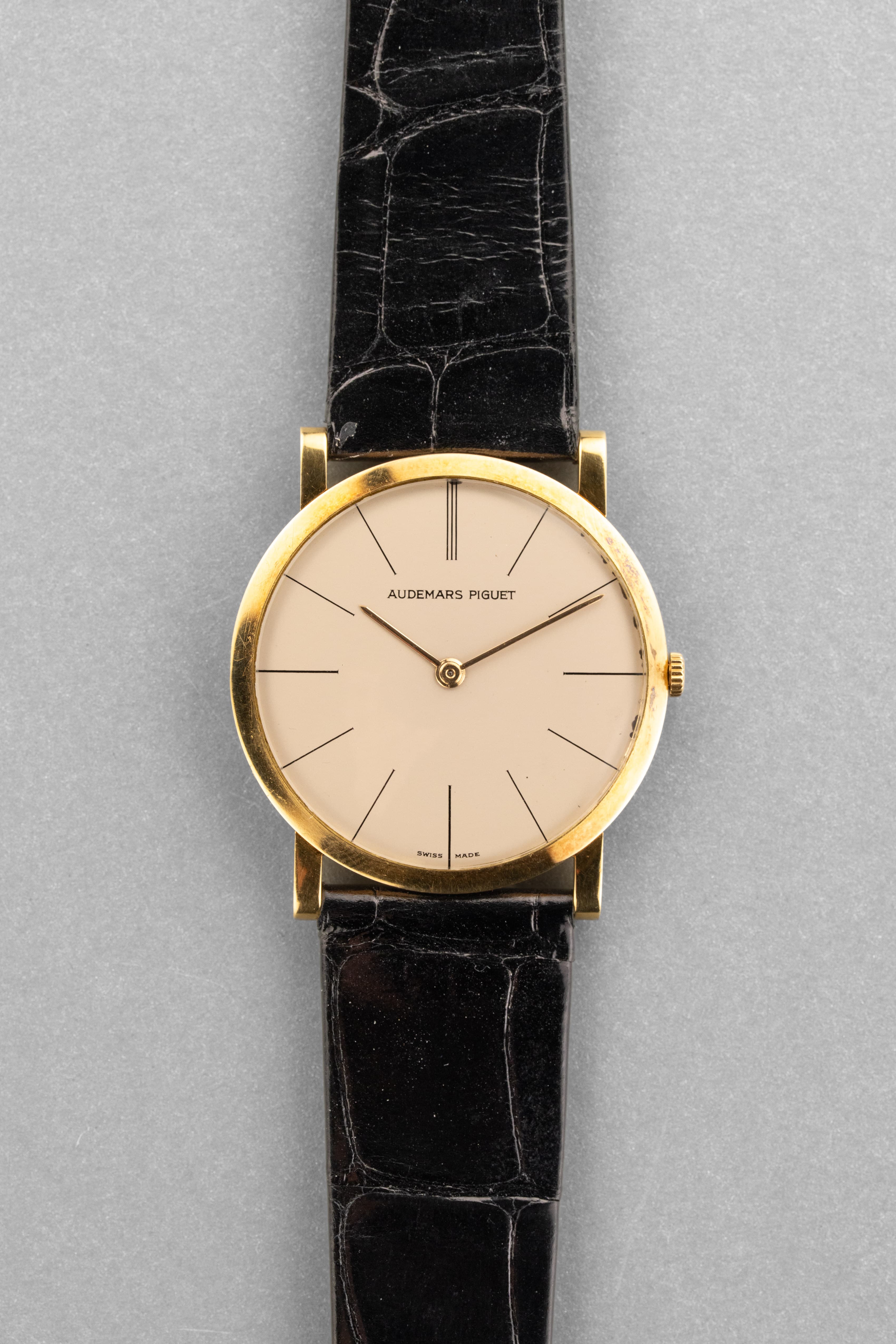 NHMP Audemars Piguet « Calatrava » Extra-Plate réf. 5043 en or jaune, circa 1955 – Jamais polie - Front