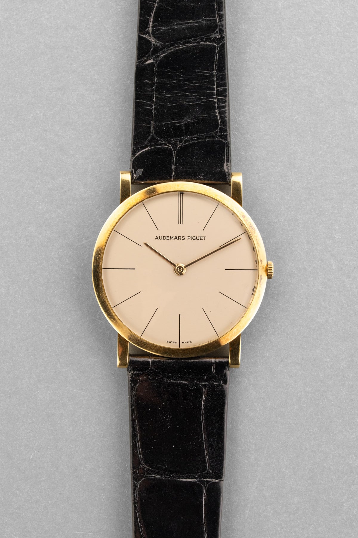 NHMP Audemars Piguet “Calatrava” Extra-Thin Ref. 5043 in Yellow Gold, circa 1955 – Never Polished - Front