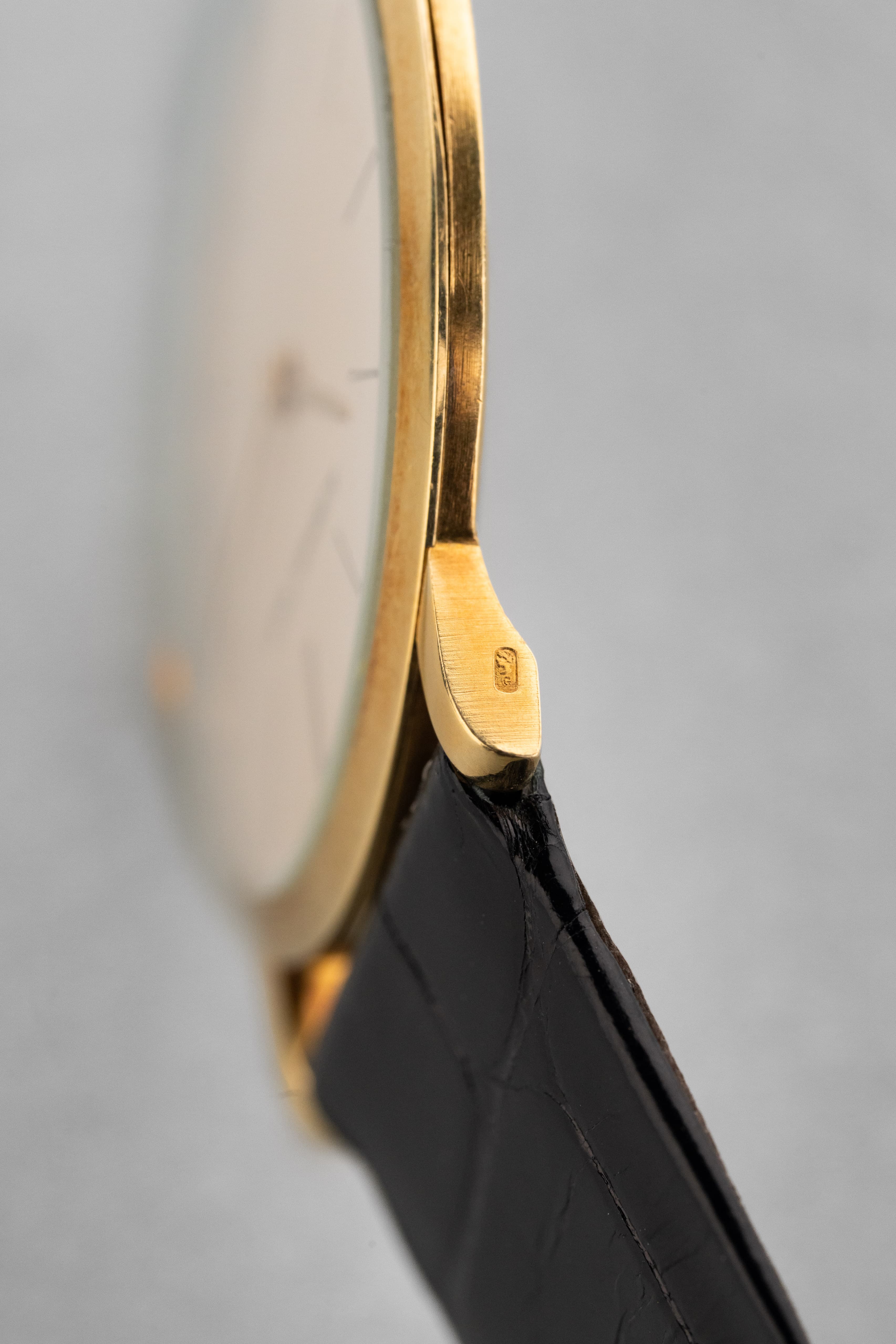 NHMP Audemars Piguet « Calatrava » Extra-Plate réf. 5043 en or jaune, circa 1955 – Jamais polie - Left side