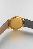 NHMP Audemars Piguet “Calatrava” Extra-Thin Ref. 5043 in Yellow Gold, circa 1955 – Never Polished - Right side