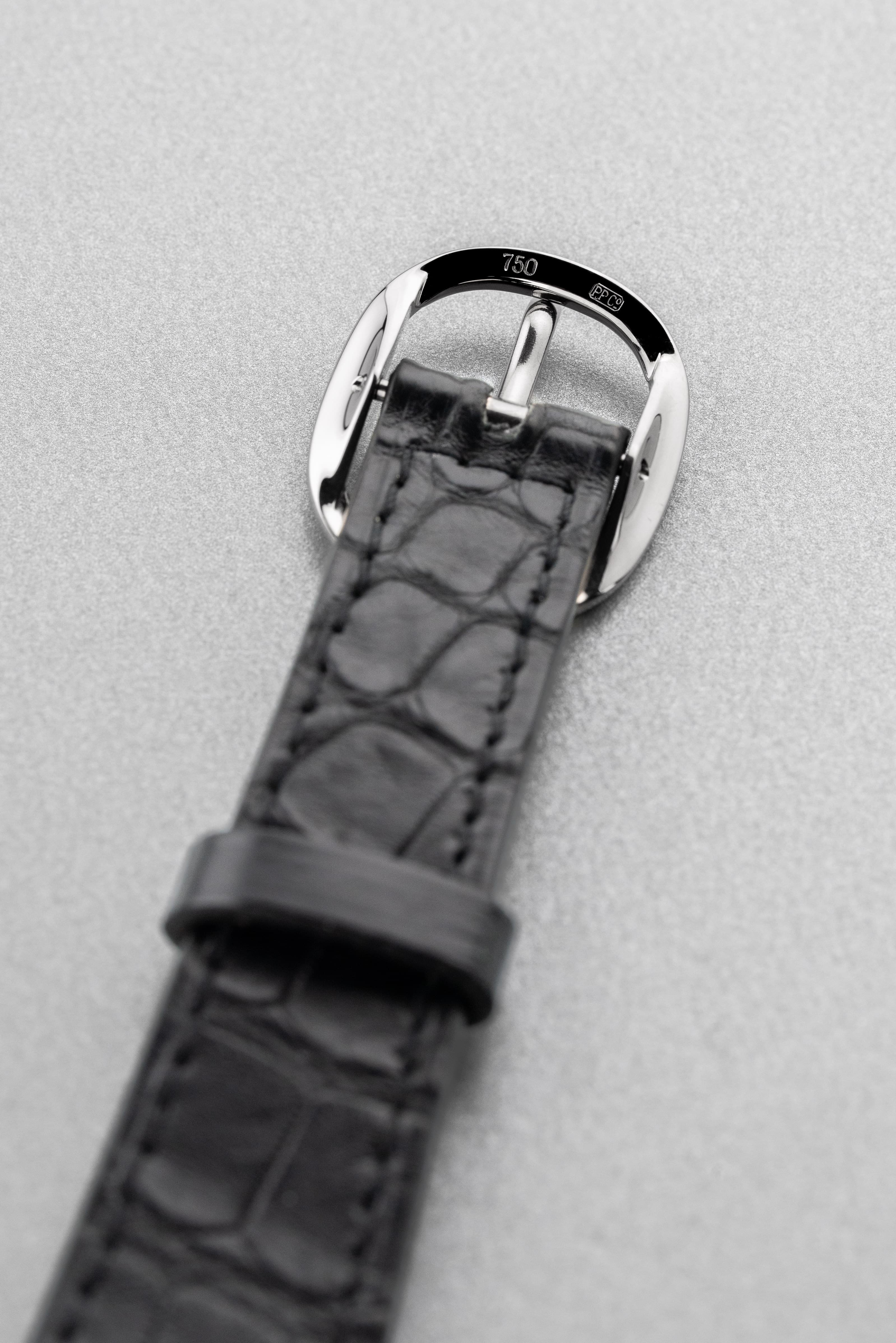 P1VE Великолепные и редкие Patek Philippe Ellipse d’Or ref. 3848 из белого золота 1992–1993 гг. — синий циферблат Sigma + идеальное состояние - Застёжка внутри