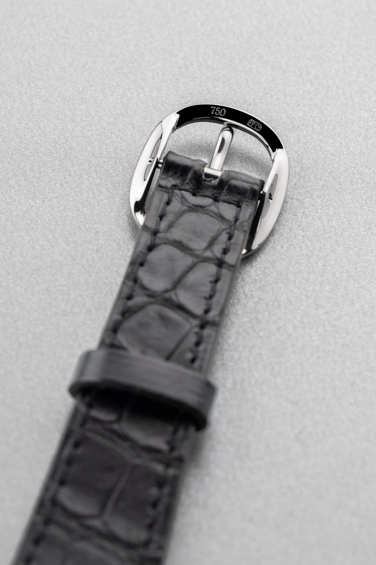 P1VE 卓越罕見 Patek Philippe Ellipse d’Or 型號 3848 白金腕錶，1992-1993 年——藍色 Sigma 字盤 + 品相絕佳 - 錶扣內側
