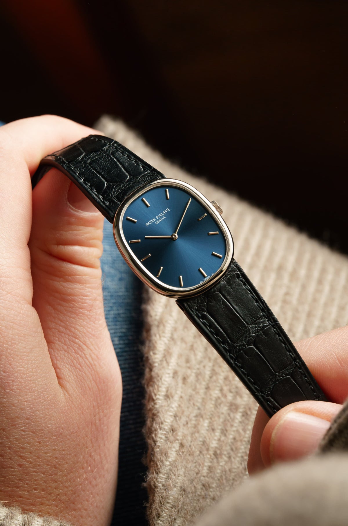 P1VE 卓越罕見 Patek Philippe Ellipse d’Or 型號 3848 白金腕錶，1992-1993 年——藍色 Sigma 字盤 + 品相絕佳 - 情境照