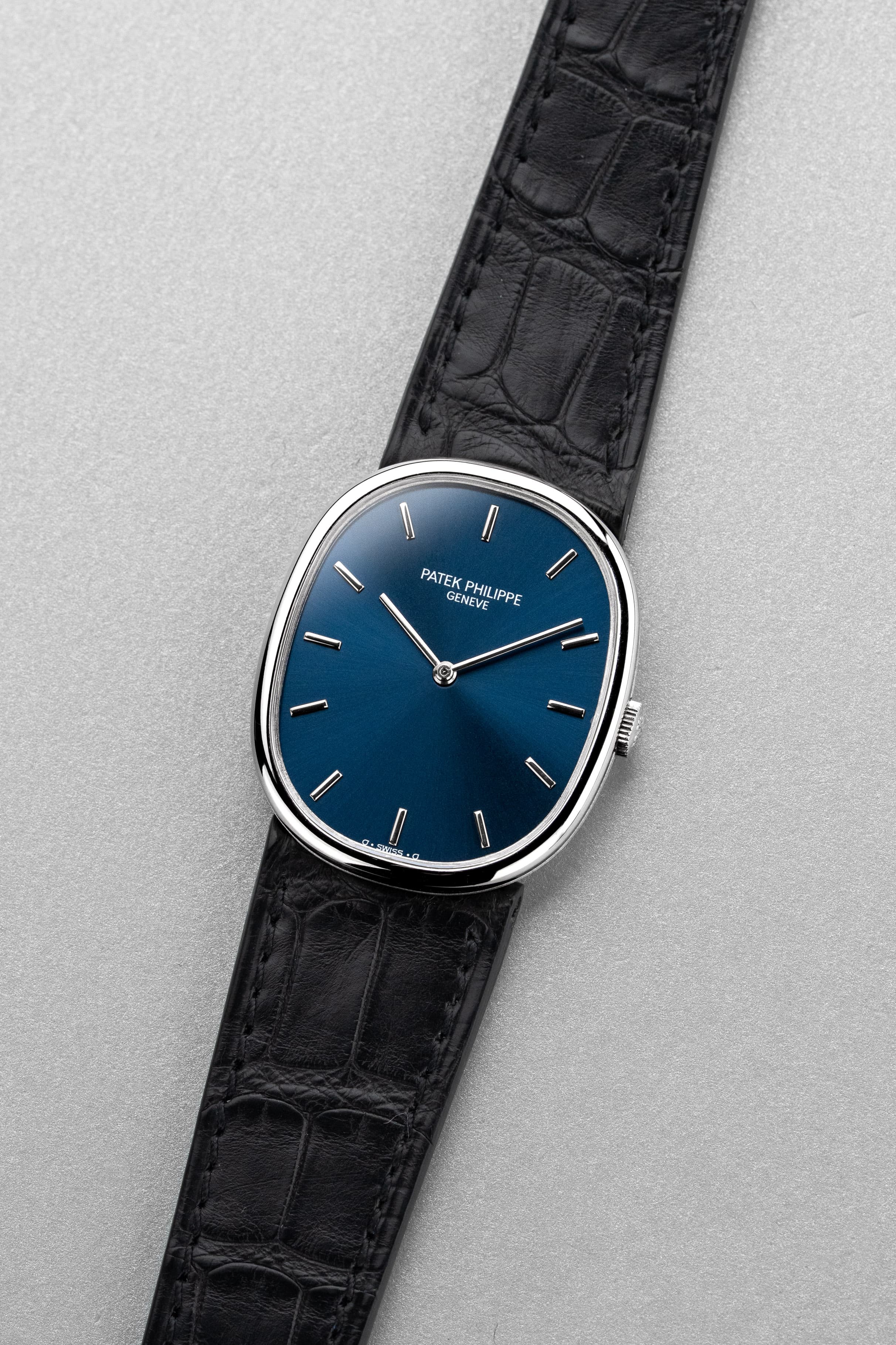 P1VE Великолепные и редкие Patek Philippe Ellipse d’Or ref. 3848 из белого золота 1992–1993 гг. — синий циферблат Sigma + идеальное состояние - Три четверти