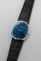 P1VE 卓越罕見 Patek Philippe Ellipse d’Or 型號 3848 白金腕錶，1992-1993 年——藍色 Sigma 字盤 + 品相絕佳 - 四分之三視角