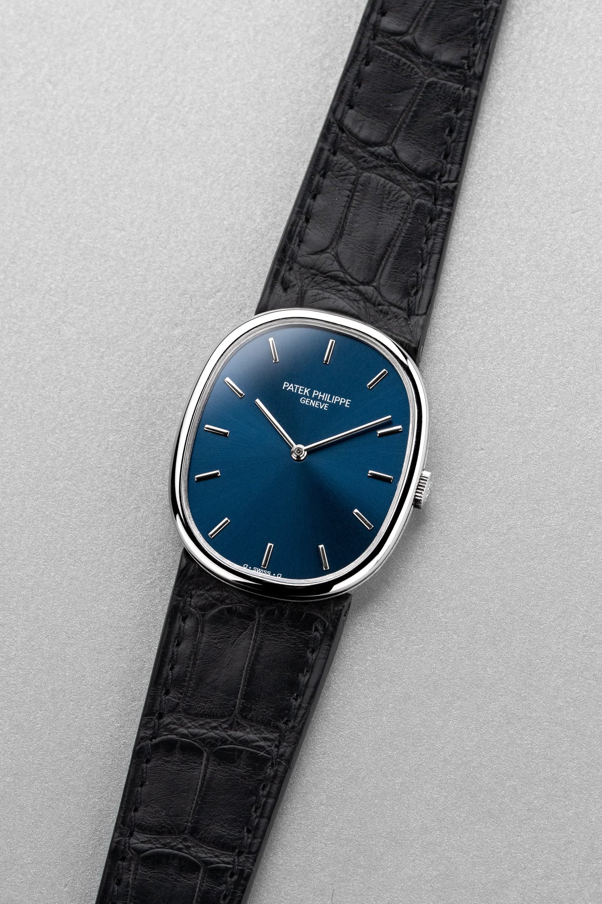 P1VE 卓越罕見 Patek Philippe Ellipse d’Or 型號 3848 白金腕錶，1992-1993 年——藍色 Sigma 字盤 + 品相絕佳 - 四分之三視角