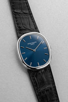 P1VE 卓越罕見 Patek Philippe Ellipse d’Or 型號 3848 白金腕錶，1992-1993 年——藍色 Sigma 字盤 + 品相絕佳 - 四分之三視角