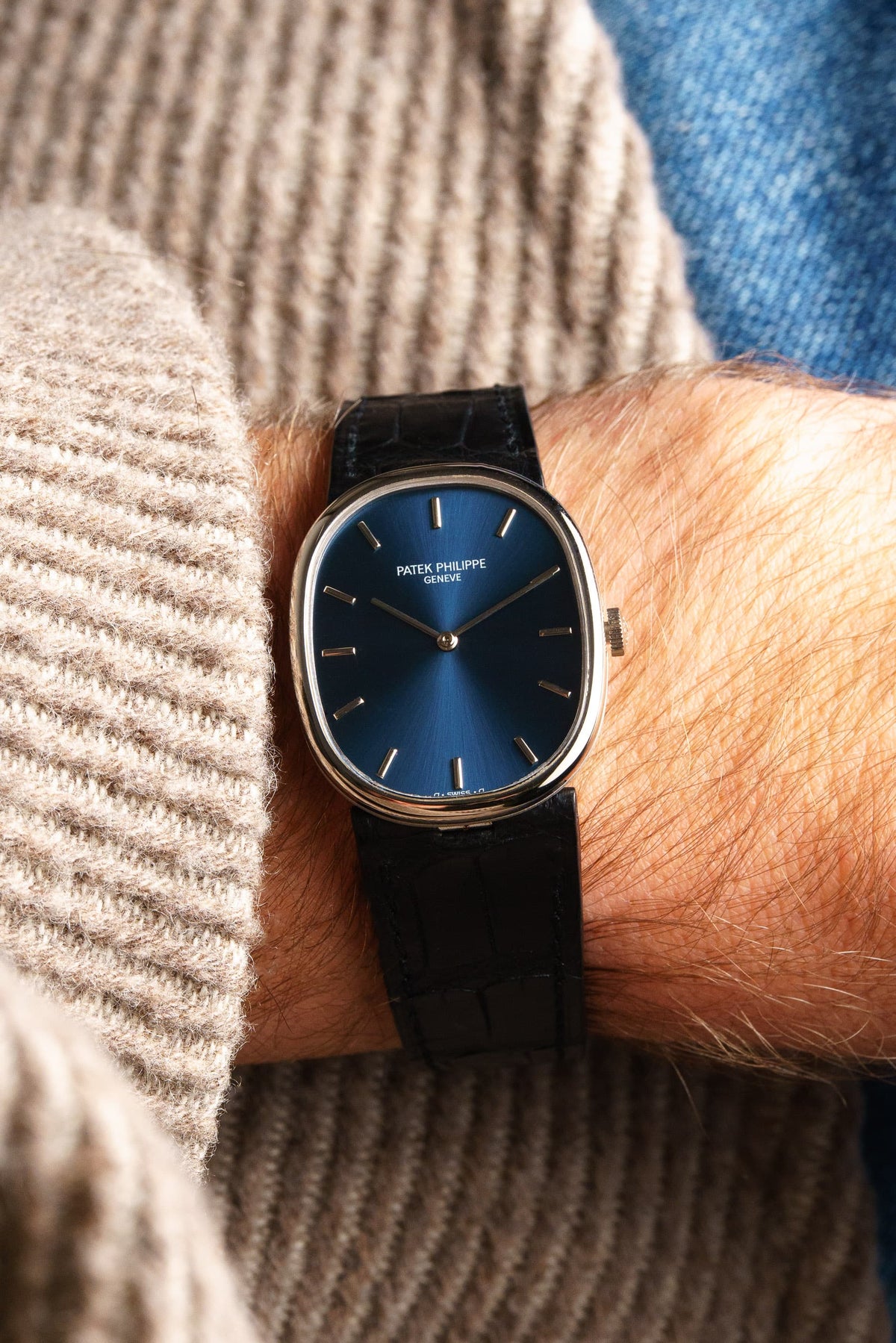 P1VE 卓越罕見 Patek Philippe Ellipse d’Or 型號 3848 白金腕錶，1992-1993 年——藍色 Sigma 字盤 + 品相絕佳 - 上手照