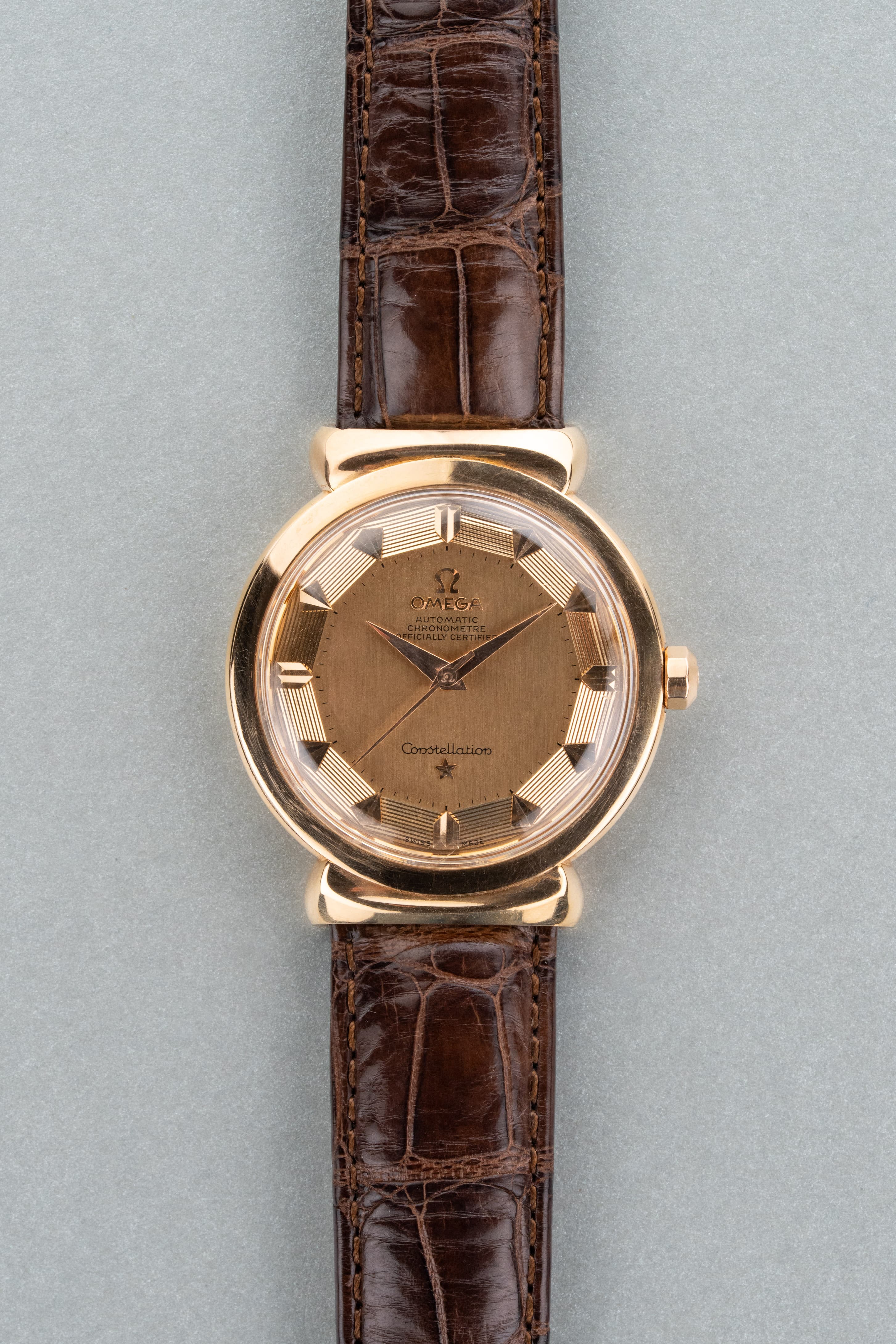 PKNA Superbe et Rare Omega Constellation Grand Luxe réf. 2930 SC en or rose, circa 1956 - Front