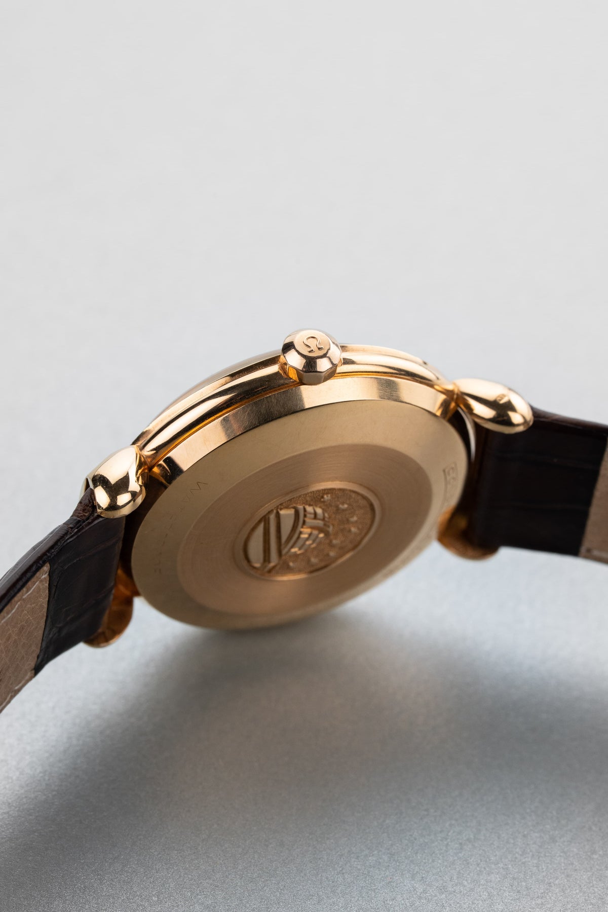PKNA Superb and Rare Omega Constellation Grand Luxe Ref. 2930 SC in Rose Gold, circa 1956 - Right side