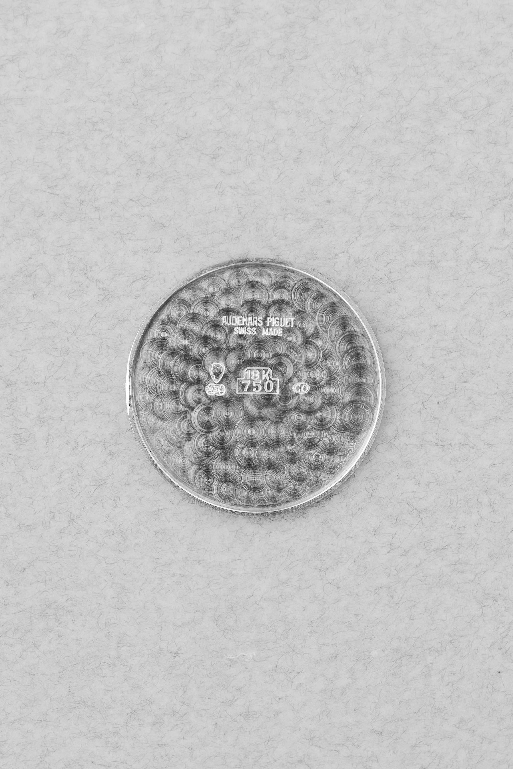 PPRQ-Kt Superbe Audemars Piguet « Diamants et Saphirs » en or blanc à bracelet intégré, circa 1989 - Inside case back