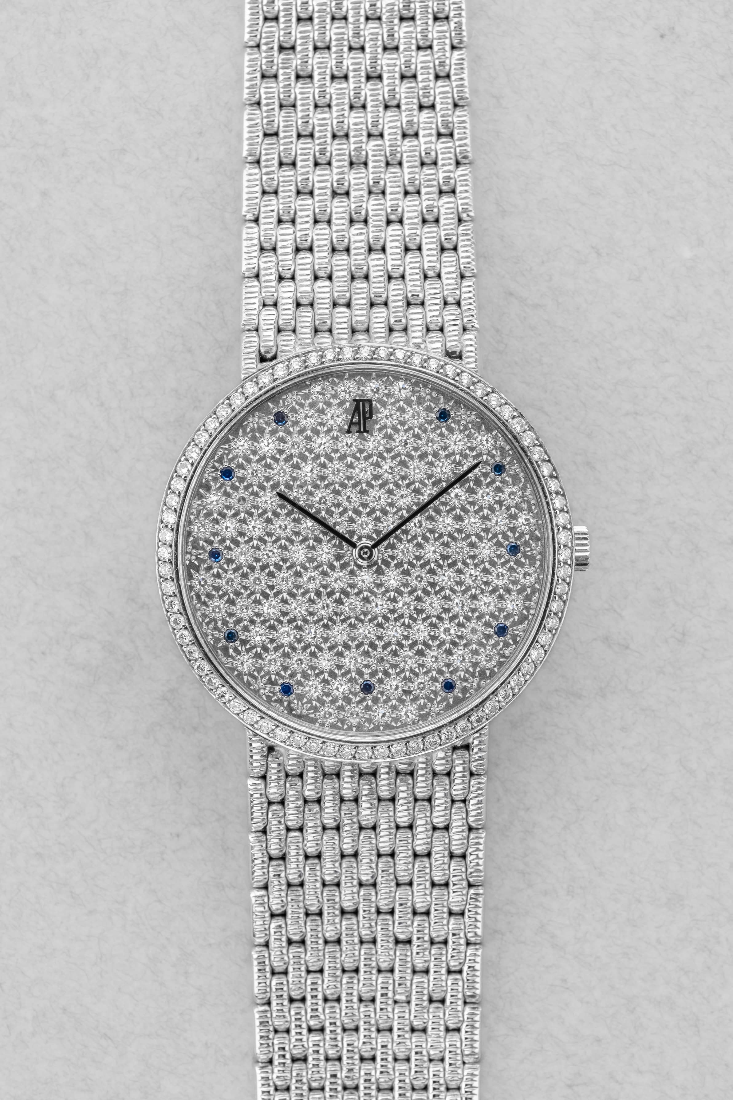 PPRQ-P8 Superbe Audemars Piguet « Diamants et Saphirs » en or blanc à bracelet intégré, circa 1989 - Front