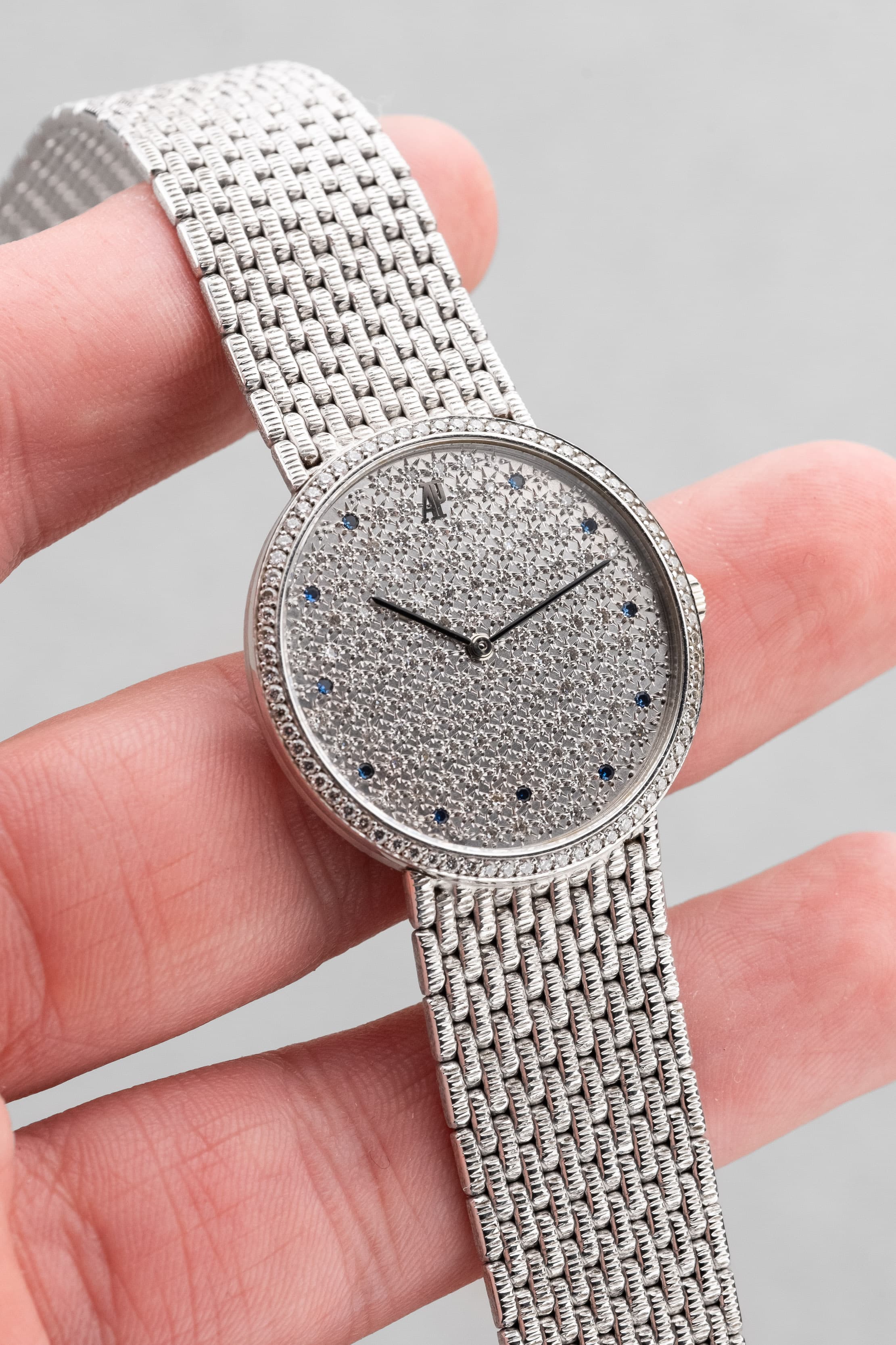 PPRQ-vd Superbe Audemars Piguet « Diamants et Saphirs » en or blanc à bracelet intégré, circa 1989 - Lifestyle