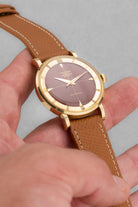 PRUL Superbe Universal Genève Polerouter De Luxe « Caramel Tropical » en or jaune, réf. 10234-3, circa 1955 - Feature