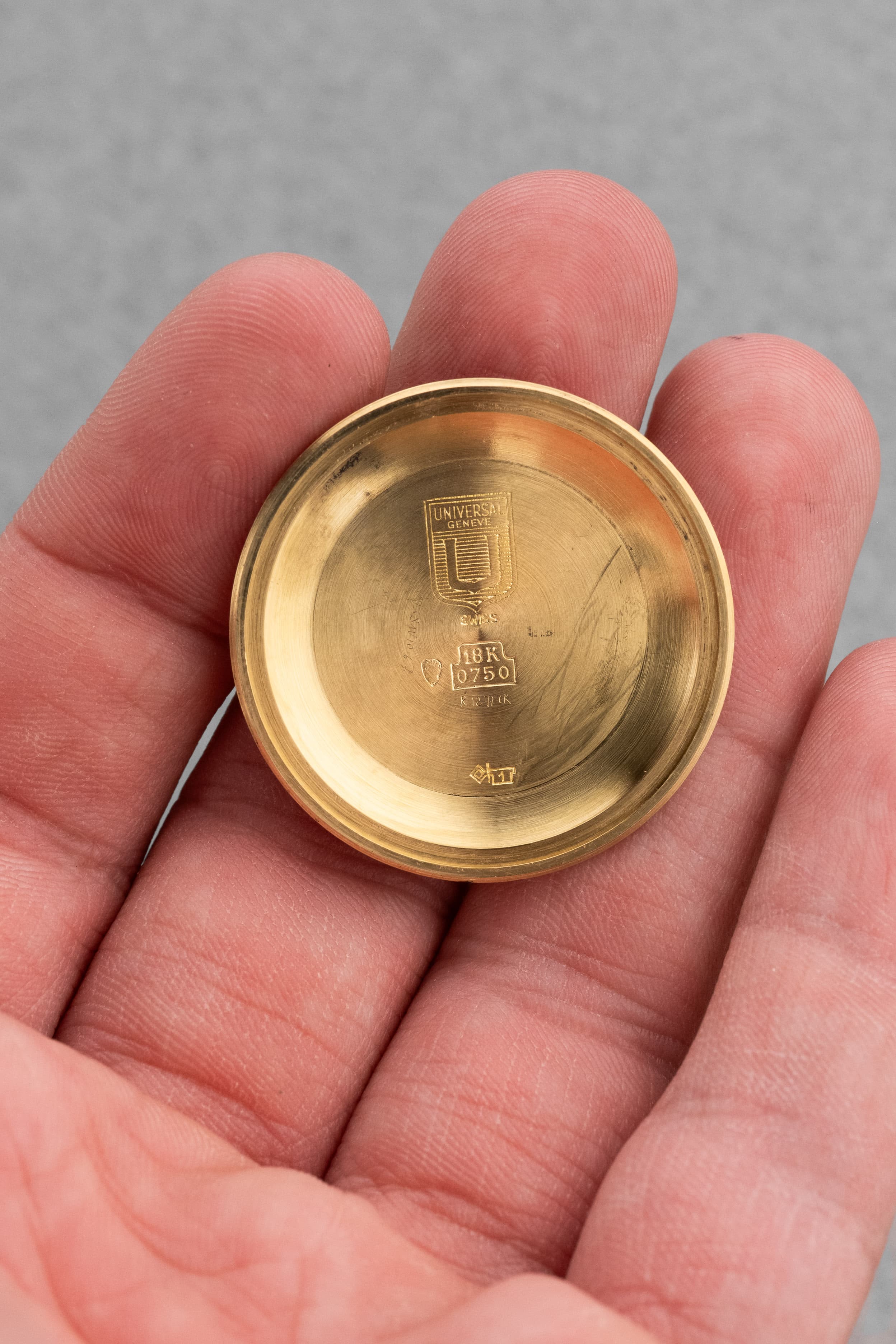 PRUL Superbe Universal Genève Polerouter De Luxe « Caramel Tropical » en or jaune, réf. 10234-3, circa 1955 - Inside case back