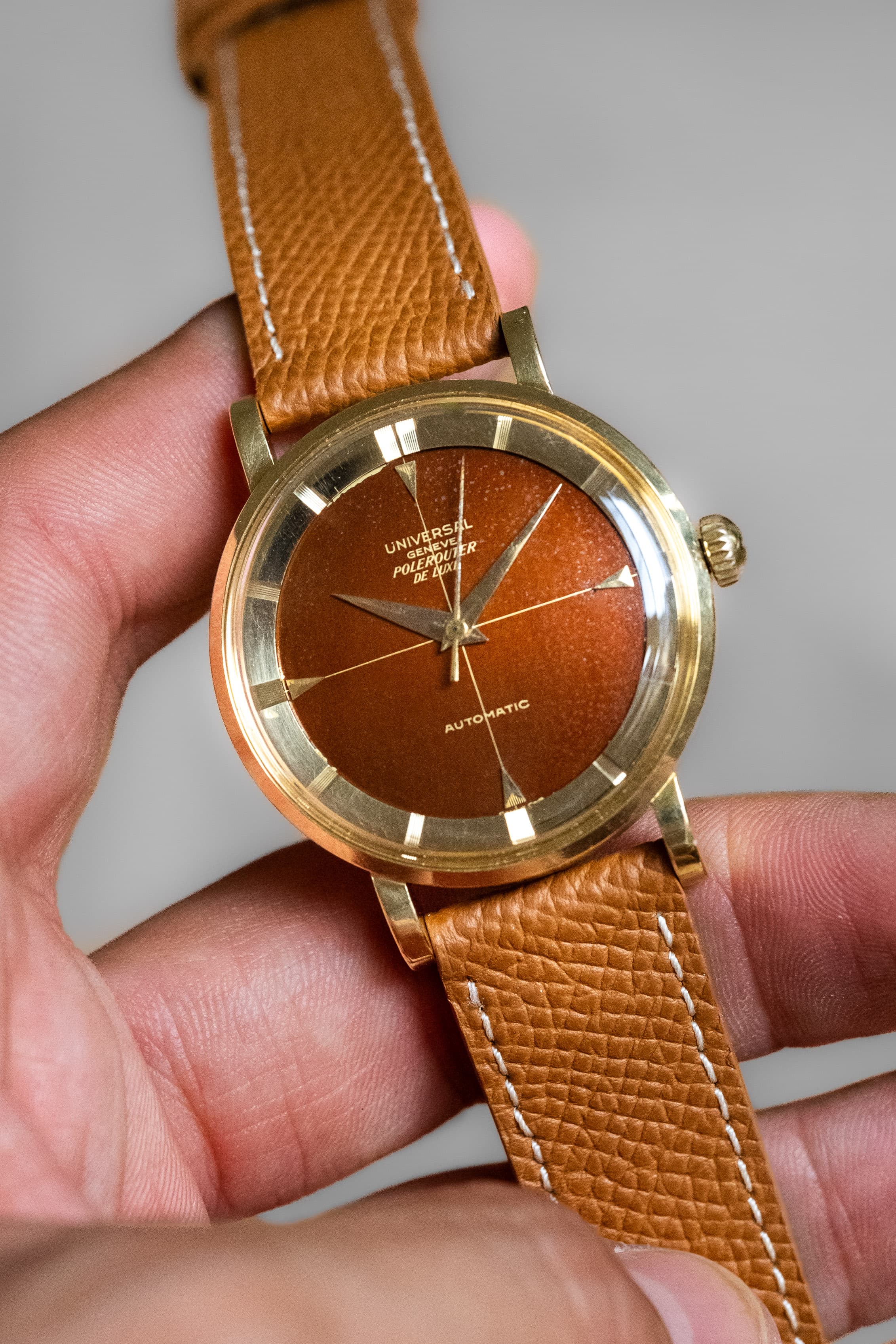 PRUL Superbe Universal Genève Polerouter De Luxe « Caramel Tropical » en or jaune, réf. 10234-3, circa 1955 - Lifestyle