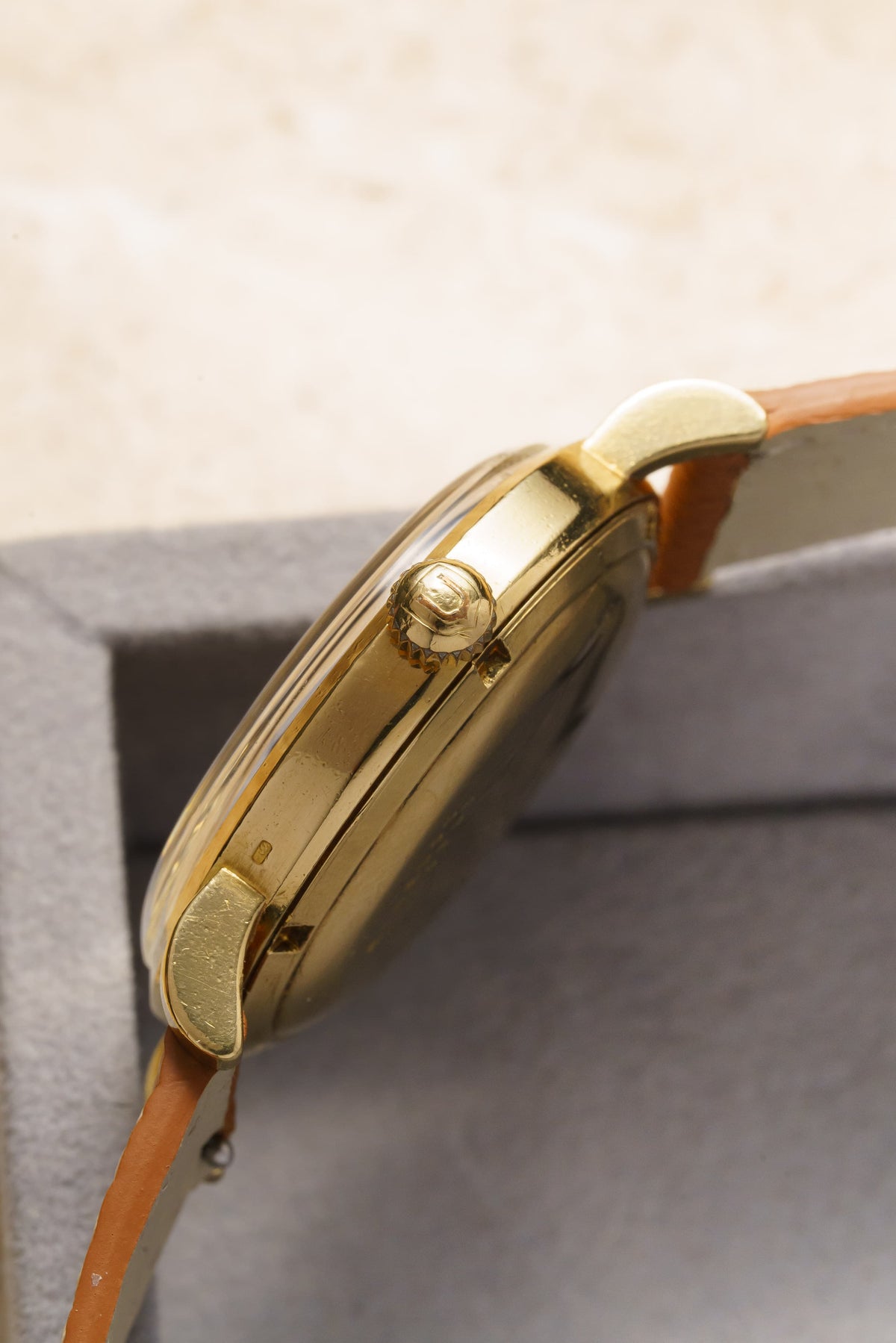 PRUL Splendido Universal Genève Polerouter De Luxe « Caramel Tropical » in oro giallo, ref. 10234-3, circa 1955 - Lato destro
