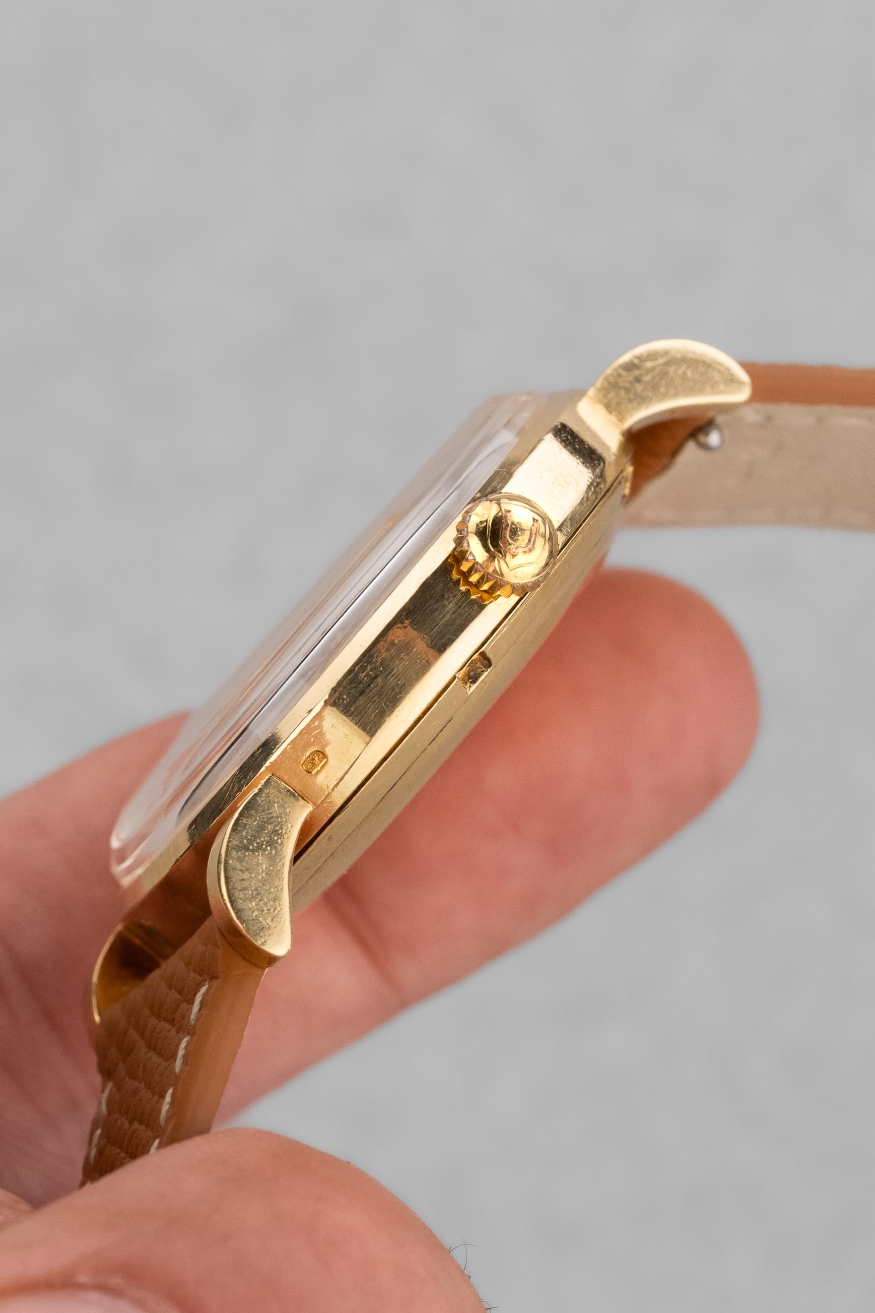 PRUL Superbe Universal Genève Polerouter De Luxe « Caramel Tropical » en or jaune, réf. 10234-3, circa 1955 - Right side