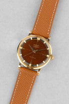 PRUL Superbe Universal Genève Polerouter De Luxe « Caramel Tropical » en or jaune, réf. 10234-3, circa 1955 - Three Quarters