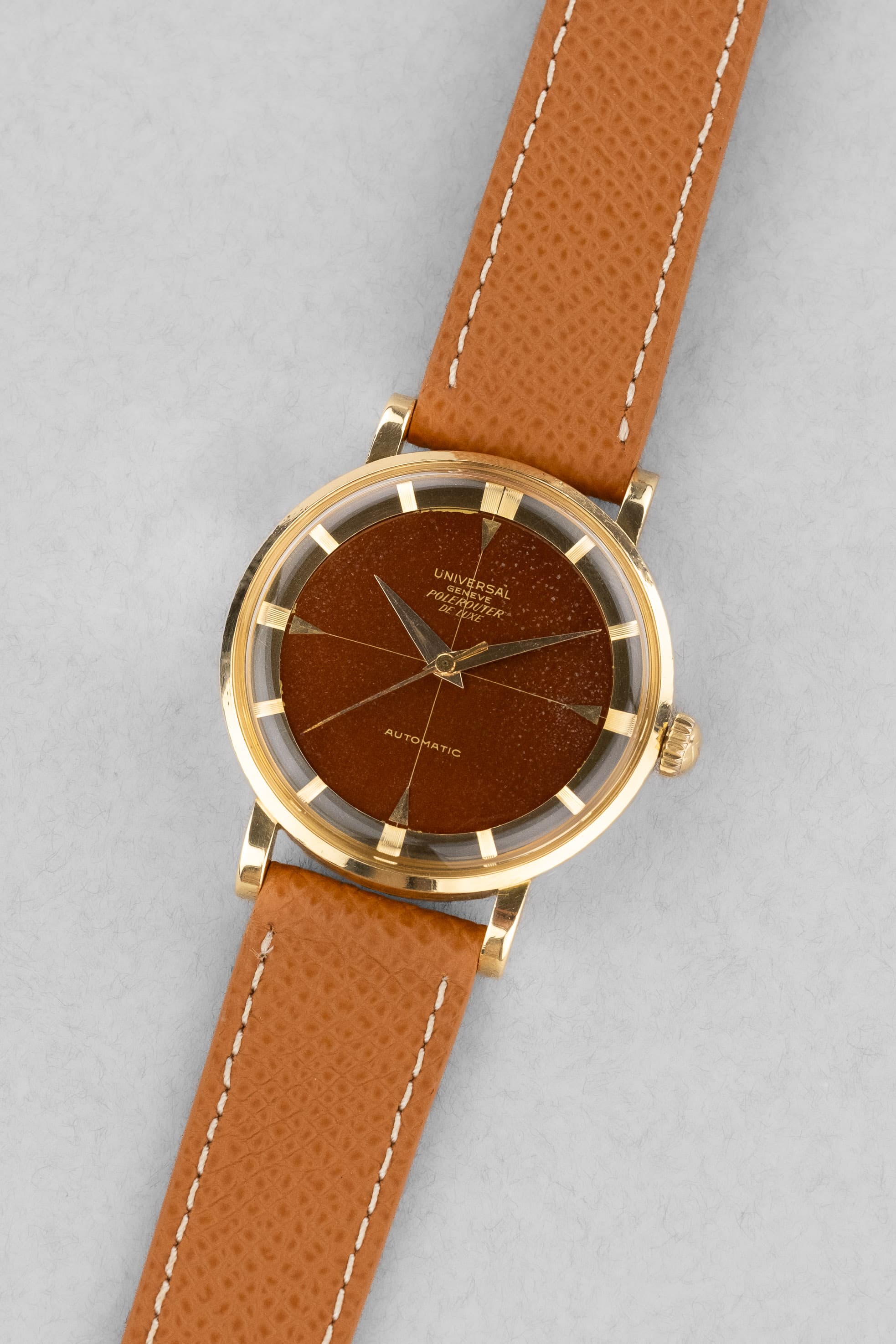 PRUL Superbe Universal Genève Polerouter De Luxe « Caramel Tropical » en or jaune, réf. 10234-3, circa 1955 - Three Quarters