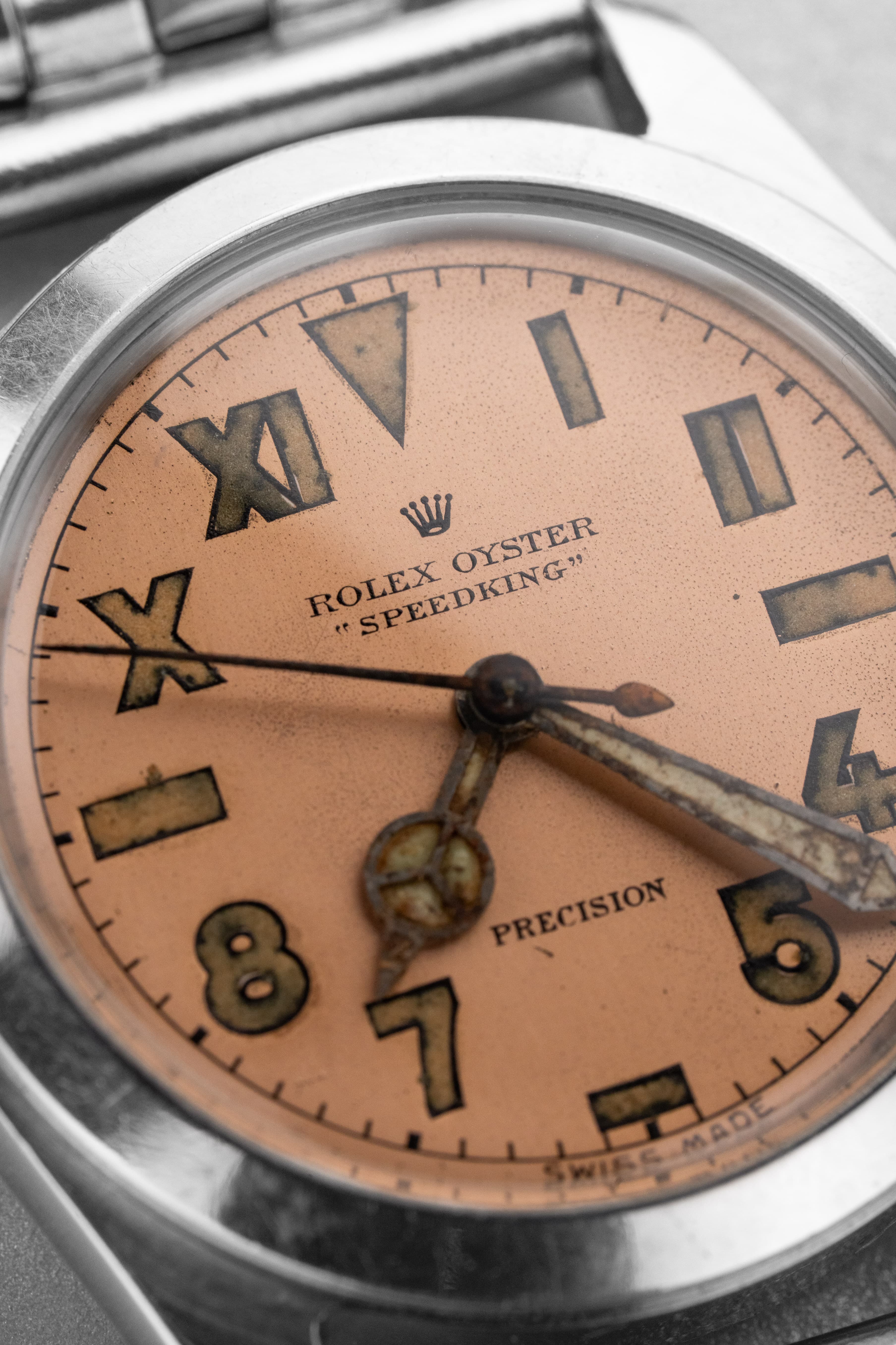 PVZW Superbe et Rare Rolex Speedking réf. 4220 de 1943 – Cadran « Salmon California » au Radium, Flat Back - Dial