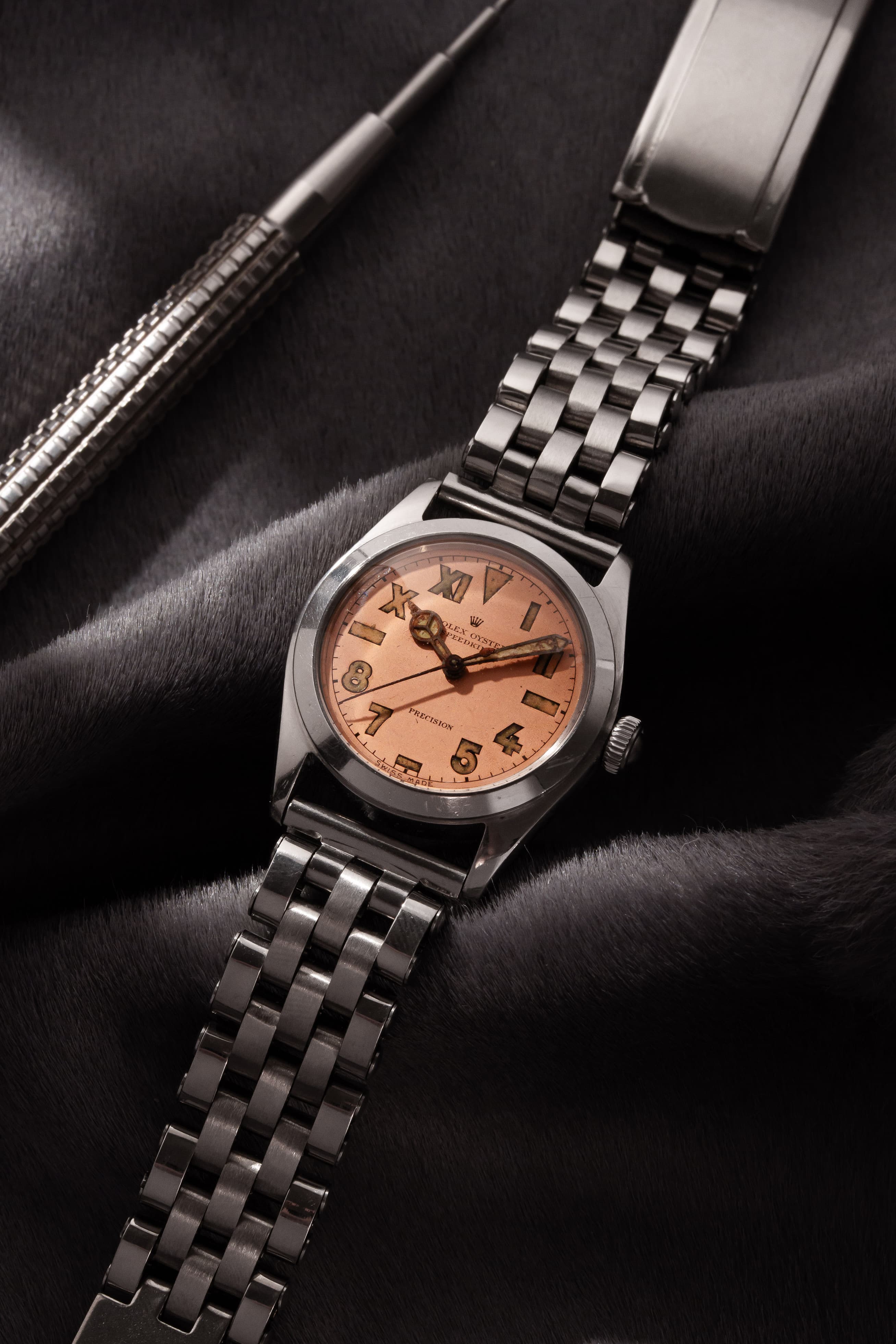 PVZW Superbe et Rare Rolex Speedking réf. 4220 de 1943 – Cadran « Salmon California » au Radium, Flat Back - Lifestyle