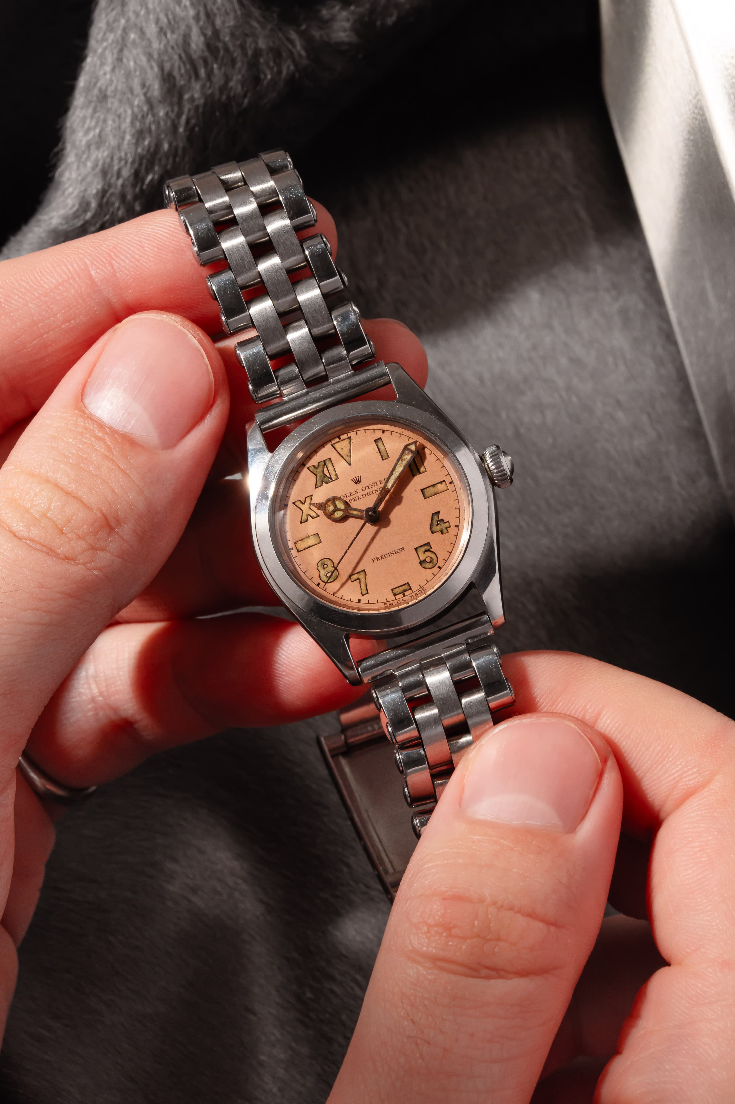 PVZW Superbe et Rare Rolex Speedking réf. 4220 de 1943 – Cadran « Salmon California » au Radium, Flat Back - Lifestyle