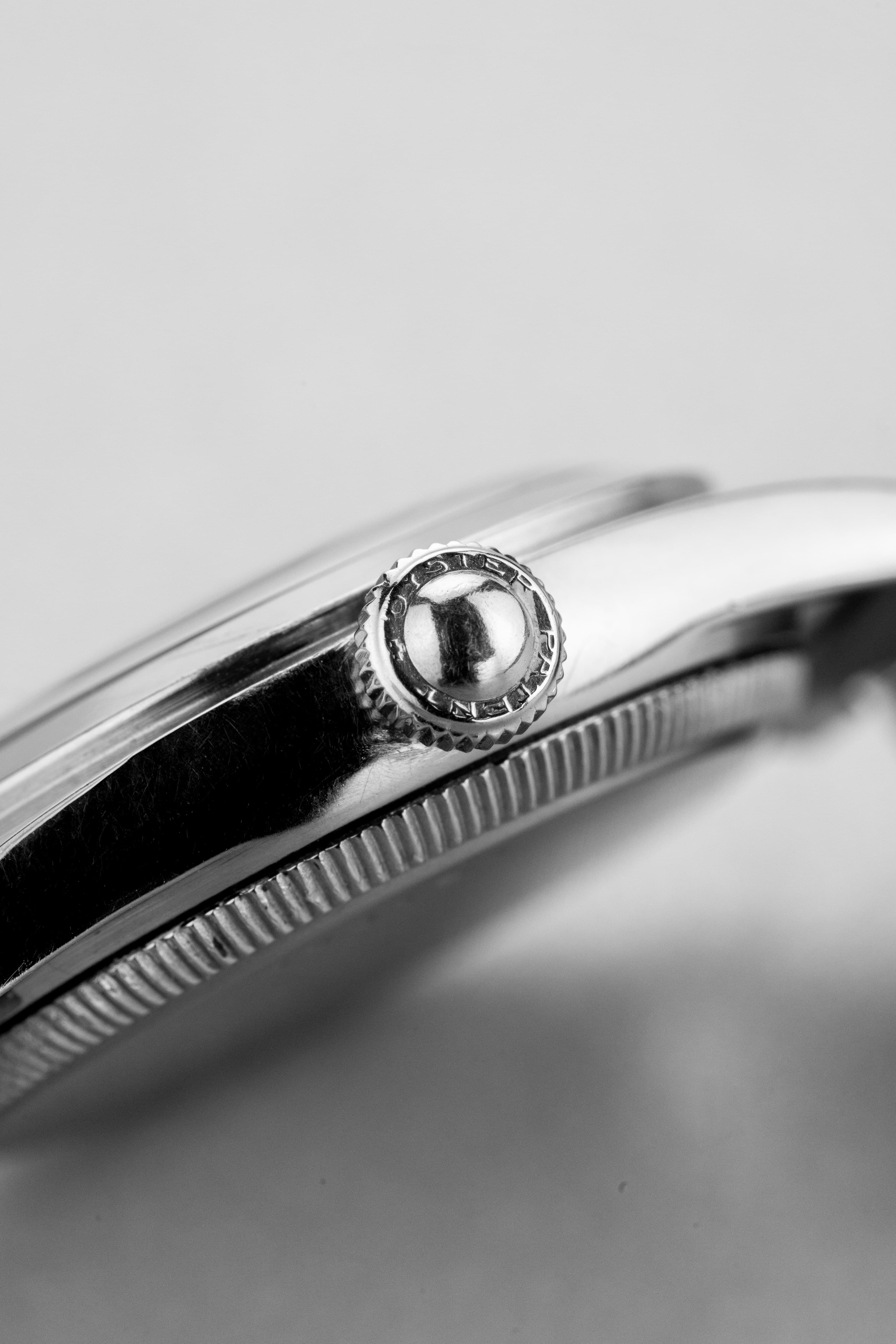 PVZW Superbe et Rare Rolex Speedking réf. 4220 de 1943 – Cadran « Salmon California » au Radium, Flat Back - Right side